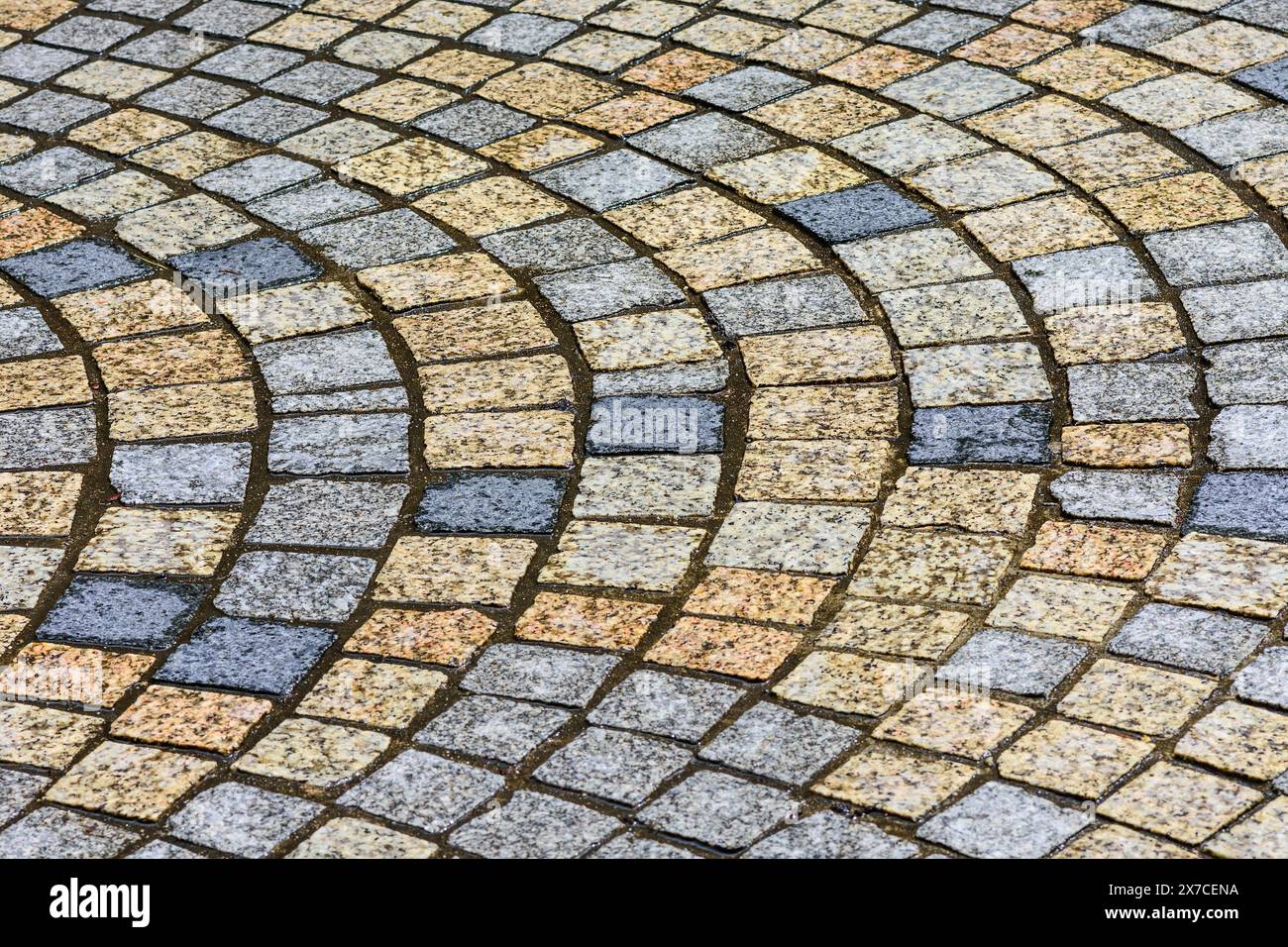 Kreisförmige Muster aus Steinblöcken / -Platten, die in der Straße gelegt wurden - Argenton-sur-Creuse, Indre (36), Frankreich. Stockfoto