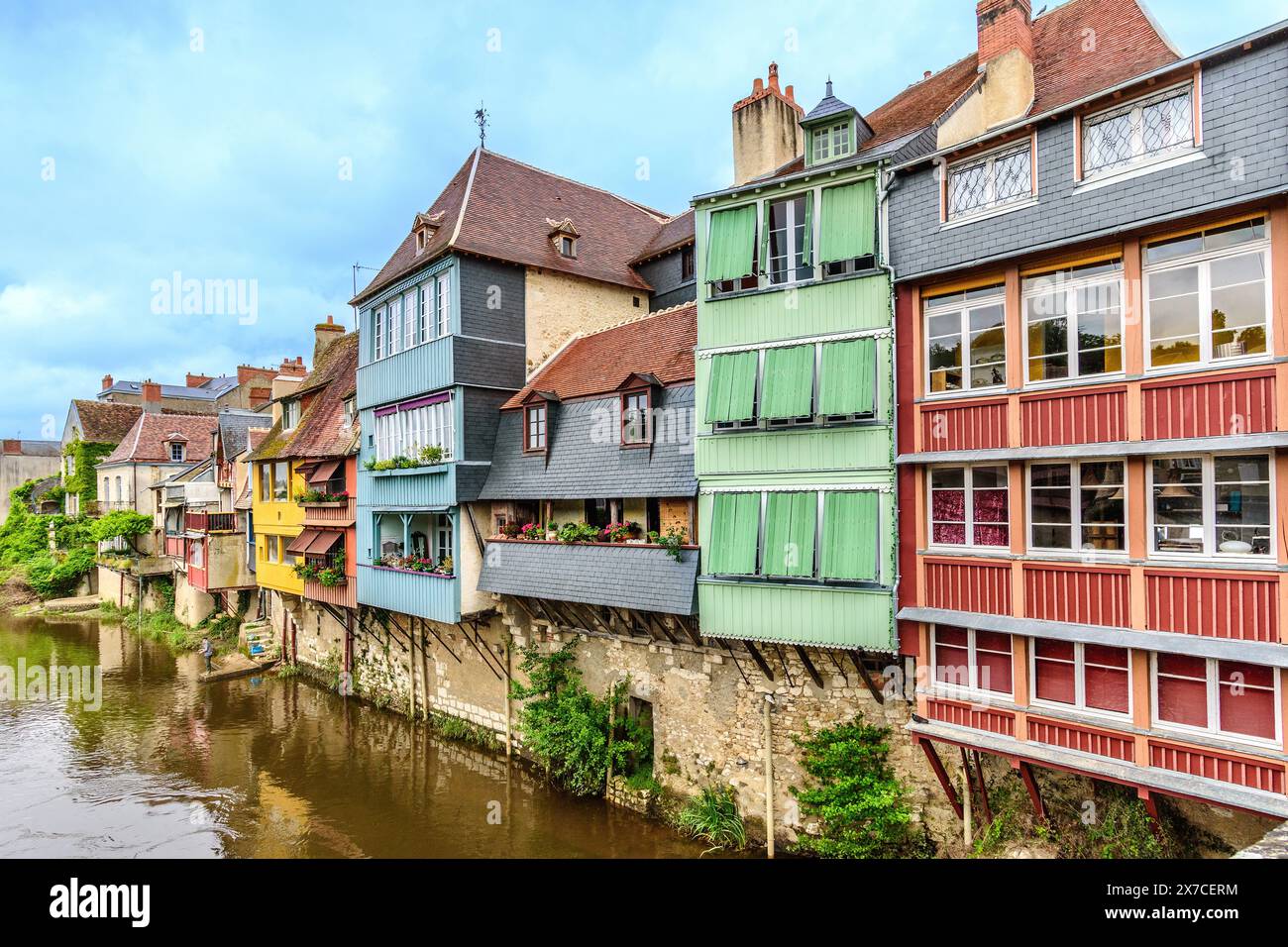 Kürzlich renovierte und neu gestaltete alte Häuser (les vieilles maisons du pont) über der Creuse - Argenton-sur-Creuse, Indre (36), Frankreich. Stockfoto
