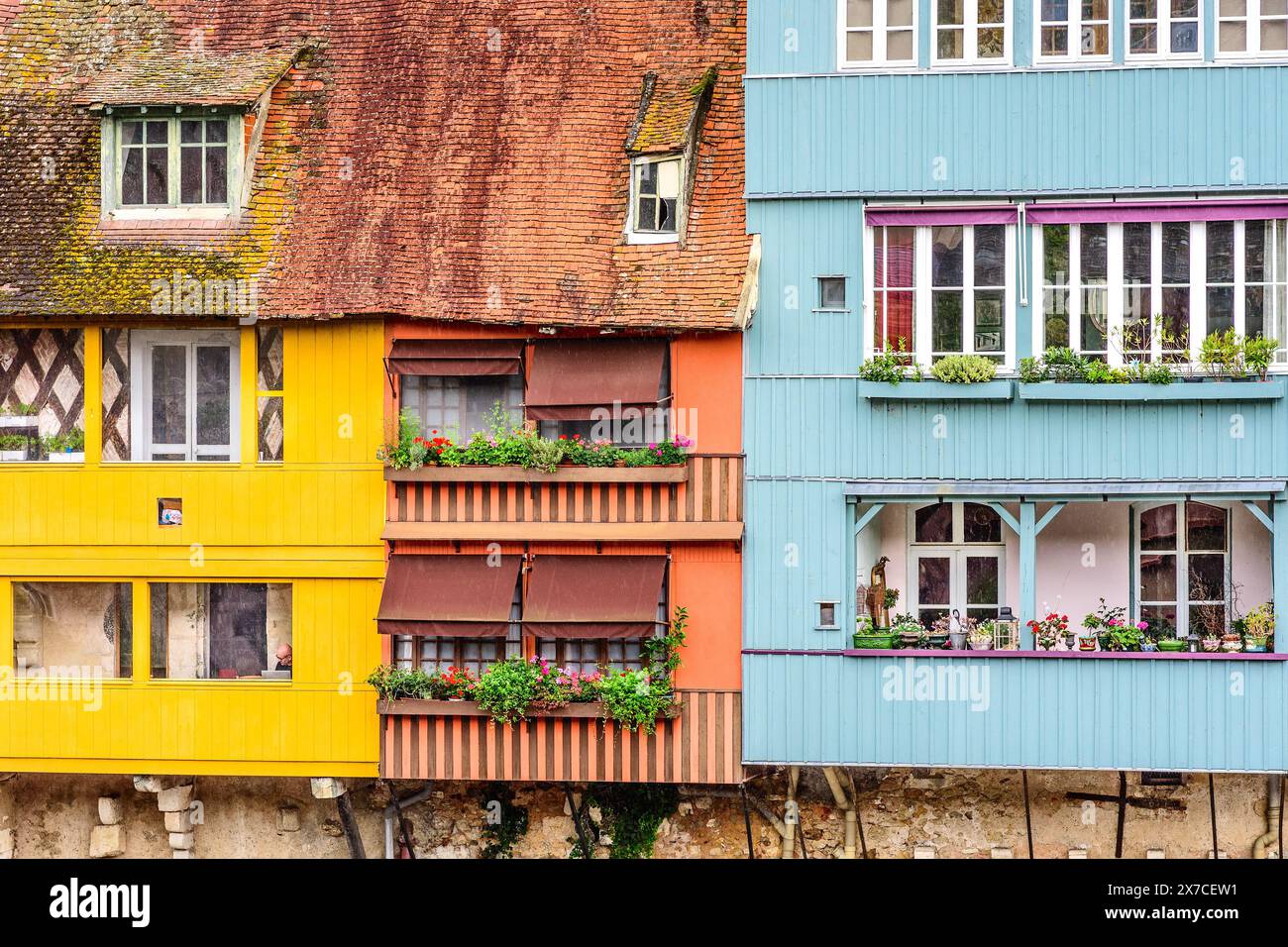 Kürzlich renovierte und neu gestaltete alte Häuser (les vieilles maisons du pont) über der Creuse - Argenton-sur-Creuse, Indre (36), Frankreich. Stockfoto