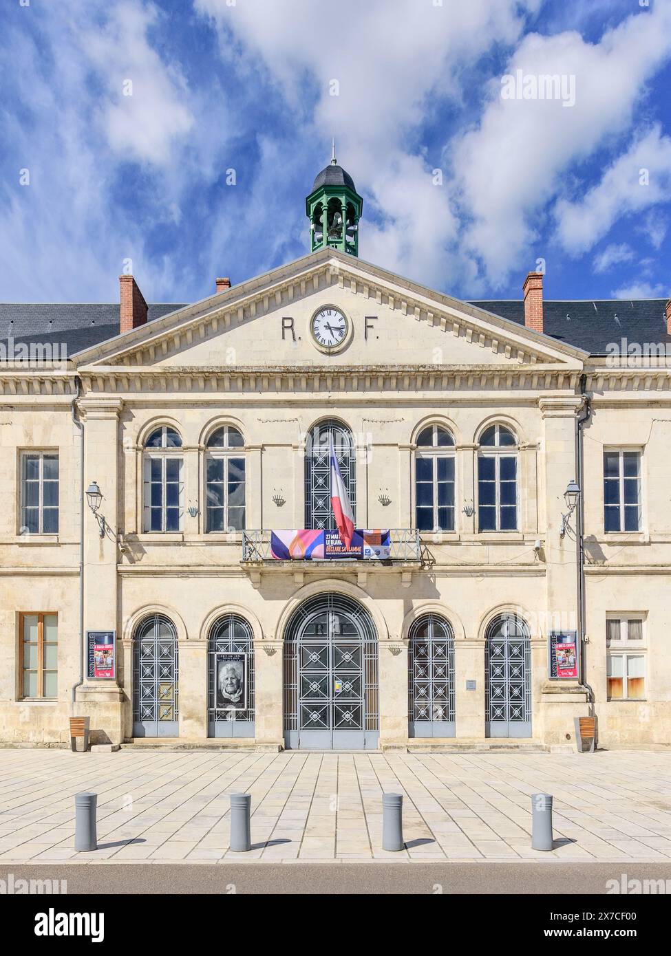 Klassische Fassade des Rathauses aus dem 19. Jahrhundert / mairie - Le Blanc, Indre (36), Frankreich. Stockfoto