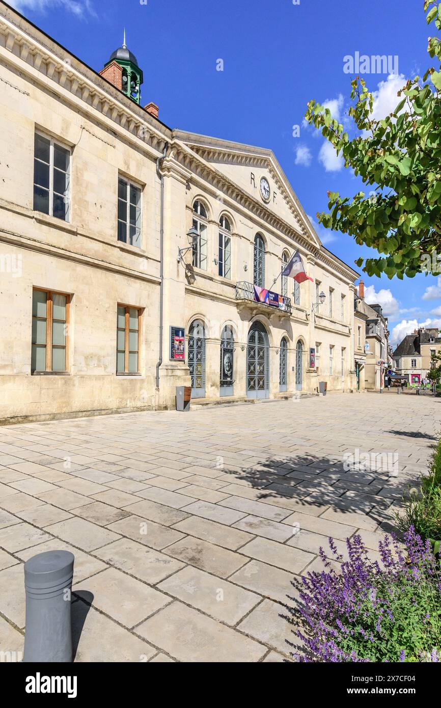 Klassische Fassade des Rathauses aus dem 19. Jahrhundert / mairie - Le Blanc, Indre (36), Frankreich. Stockfoto