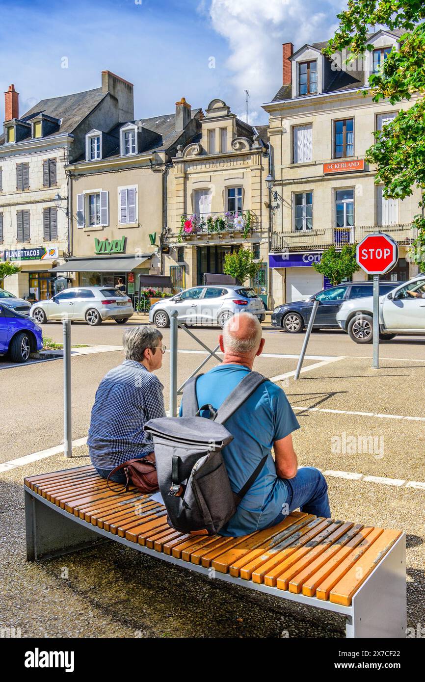 Älteres Ehepaar, das auf einer Sitzbank im Stadtzentrum sitzt - Le Blanc, Indre (36), Frankreich. Stockfoto