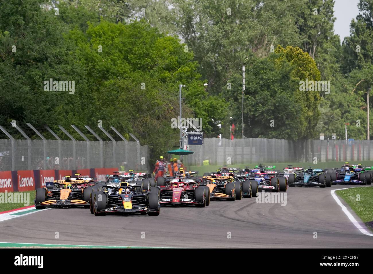 Imola, Italien. September 2016. Motorsport: Formel-1-Weltmeisterschaft, großer Preis von Emilia-Romagna 2024, Rennen, Rennstart: max Verstappen aus den Niederlanden vom Team Oracle Red Bull, Lando Norris aus Großbritannien vom Team McLaren, Charles Leclerc aus Monaco vom Team Scuderia Ferrari, Oscar Piastri aus Australien vom Team McLaren, Carlos Sainz aus Spanien vom Team Scuderia Ferrari sind auf der Strecke in Imola. Quelle: Hasan Bratic/dpa/Alamy Live News Stockfoto
