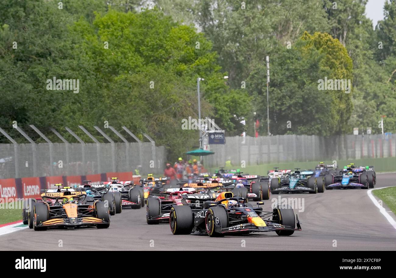 Imola, Italien. Mai 2024. Motorsport: Formel-1-Weltmeisterschaft, großer Preis von Emilia-Romagna 2024, Rennen, Rennstart: max Verstappen aus den Niederlanden vom Team Oracle Red Bull, Lando Norris aus Großbritannien vom Team McLaren, Charles Leclerc aus Monaco vom Team Scuderia Ferrari, Oscar Piastri aus Australien vom Team McLaren, Carlos Sainz aus Spanien vom Team Scuderia Ferrari sind auf der Strecke in Imola. Quelle: Hasan Bratic/dpa/Alamy Live News Stockfoto