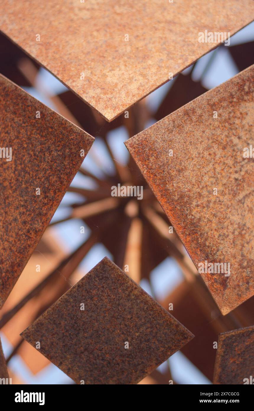 Die untere Ansicht der Metallstangen mit einem Metallquadrat am Ende ist miteinander verbunden. Hochwertige Fotos Stockfoto