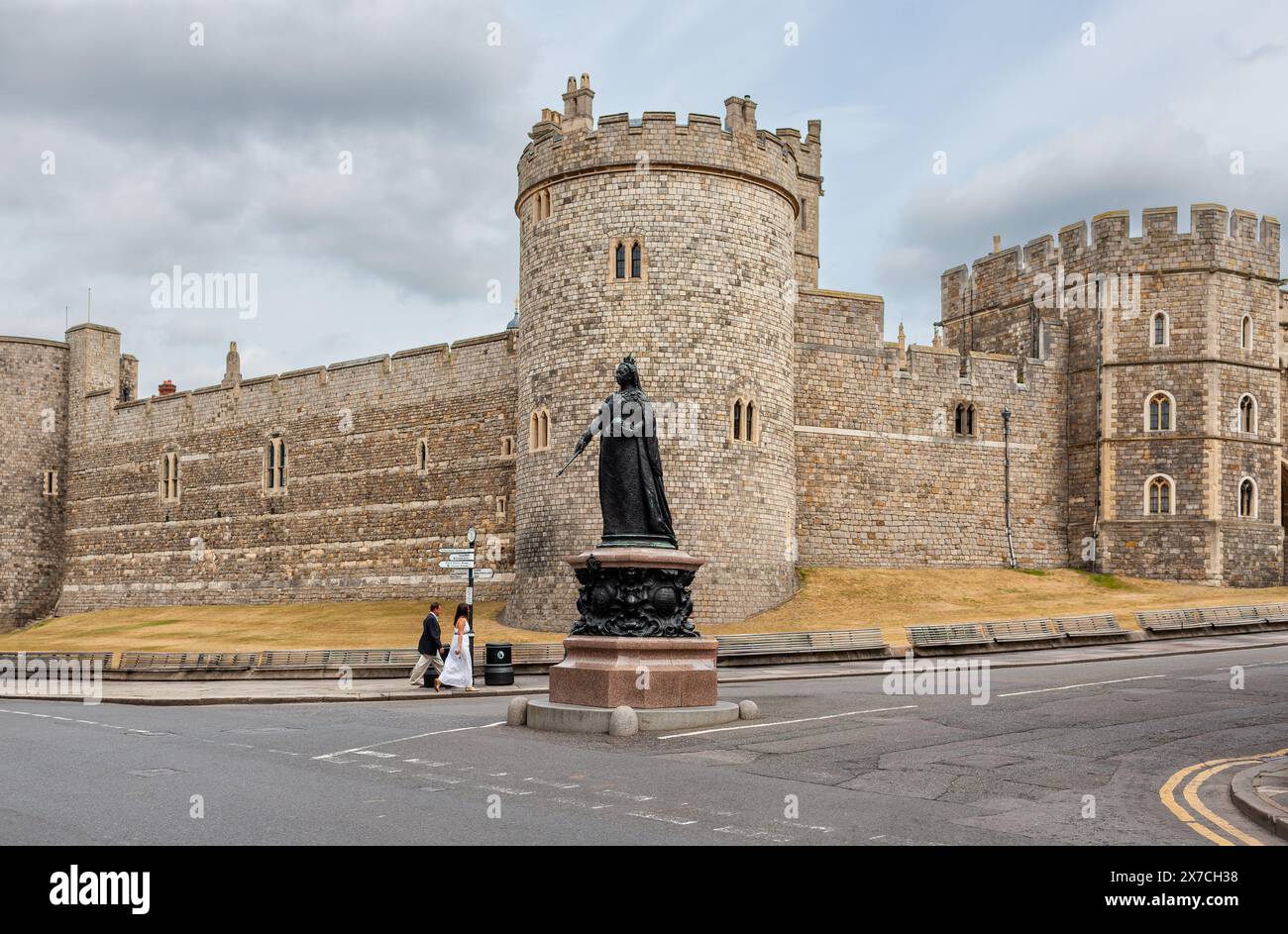 Windsor, Vereinigtes Königreich - 1. Juli 2010 : Windsor Castle, königliche Residenz außerhalb von London. Königin Victoria Statue vor der Südwestmauer. Stockfoto