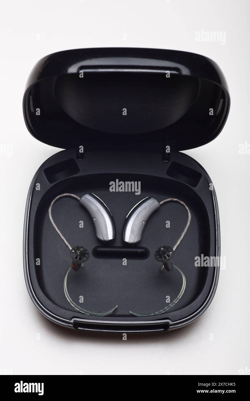Nahaufnahme kleiner Hörgeräte in einer schwarzen Aufbewahrungsbox Stockfoto