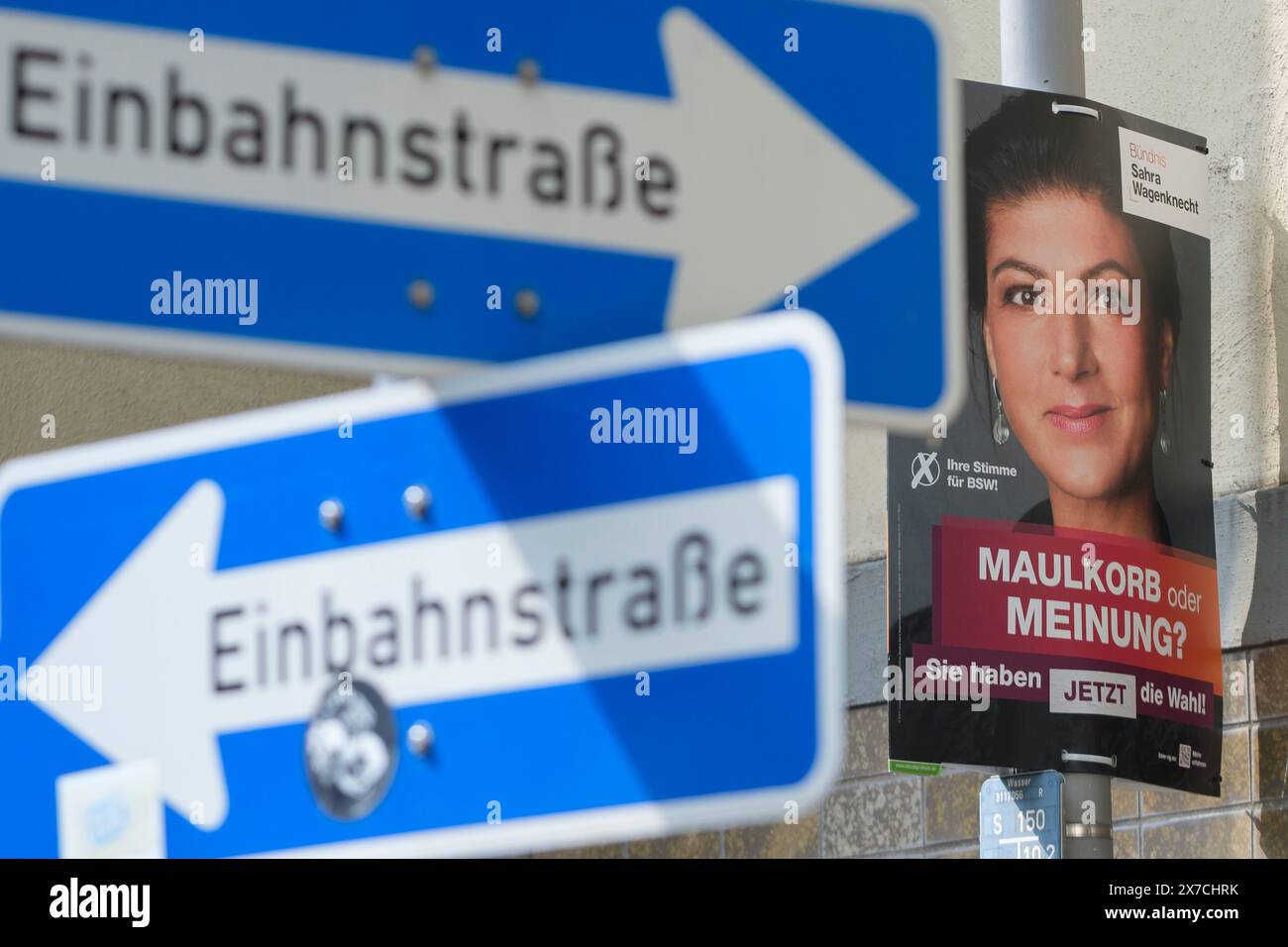 Wahlplakat für die Europawahlen 2024 der Allianz Sahra Wagenknecht mit zwei Einbahnschildern Stockfoto