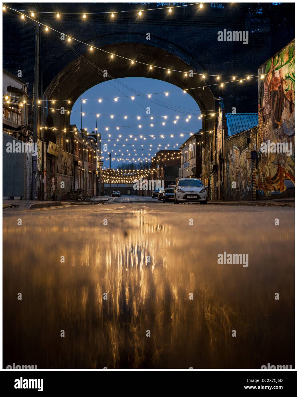 Digbeth Urban Street bei Nacht an einem nassen Tag Stockfoto