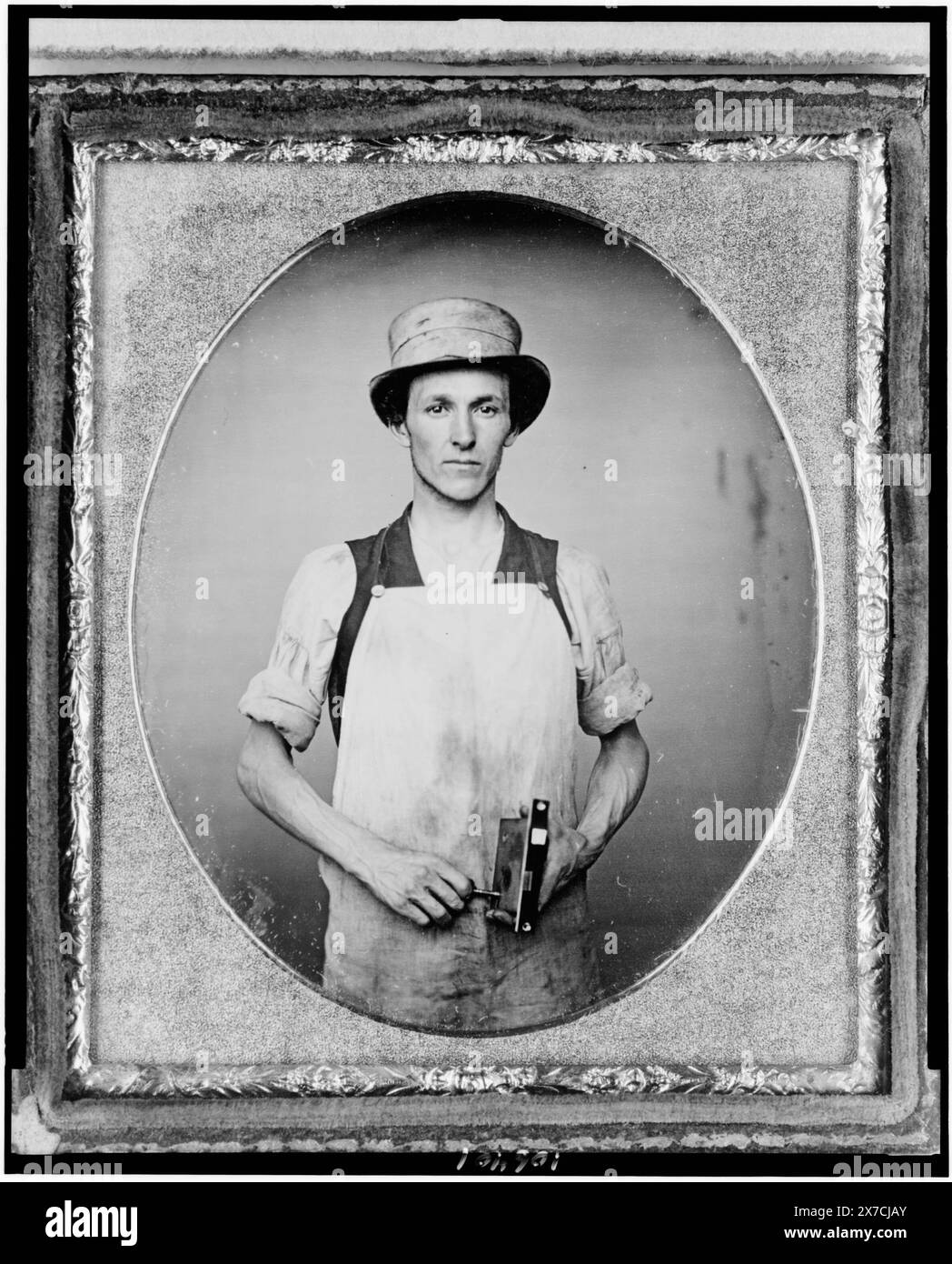 Berufsportrait eines Verriegelungsmachers, Bildunterschrift aus der Ausstellung „American Treasures Memory“: Tools of the Trade. Louis-Jacques-Mandé Daguerre erfand das Daguerreotypverfahren, das später in Frankreich am 19. August 1839 angekündigt wurde. Obwohl es sich um einen komplexen und langsamen Prozess handelte, nutzten amerikanische Fotografen diese neue Erfindung schnell, weil sie in der Lage waren, ein „wahrhaftiges Bild“ zu erfassen. In der Regel wurden Prominente, politische Persönlichkeiten und Handwerker oft eingeladen und ermutigt, ihre Bilder von Daguerreotypisten machen zu lassen. Daguerreotypische Porträts von Wor Stockfoto