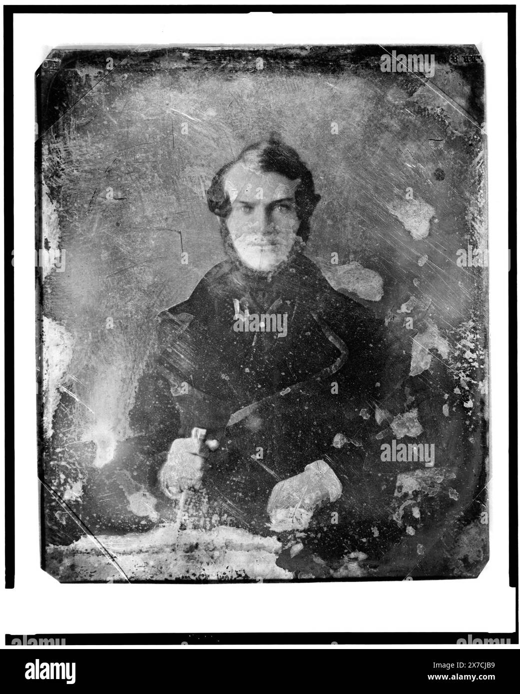Unbekannter Mann, ca. 30 Jahre alt, halblanges Porträt, nach vorne gerichtet, einen Stock in einer Hand haltend, auf der Rückseite des Tellers gekratzt: 359., Ecken geschnitten., Hallmark: Rinhart 31A., Transfer; U.S. war College; 1920; (DLC/PP-1920:46153)., ist Teil der Daguerreotype Collection, produziert von Mathew Bradys Studio. Stockfoto