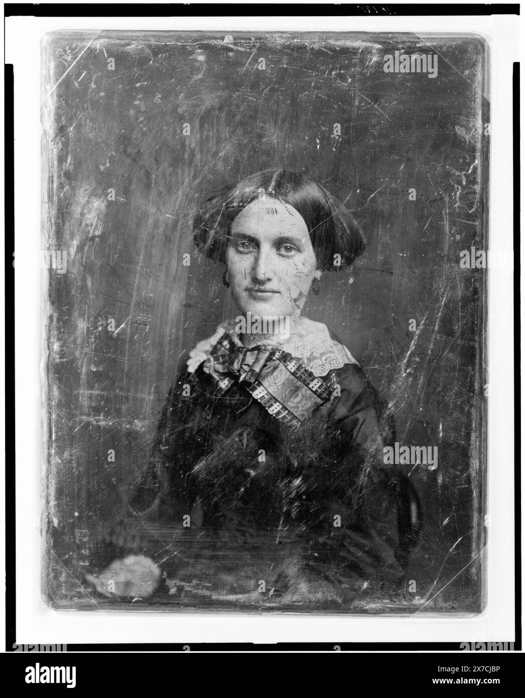 Nicht identifizierte Frau, ca. 25 Jahre alt, halblanges Porträt, Dreiviertel nach links, Vorderseite, auf der Rückseite der Platte gekratzt: 297., Hallmark: Rinhart 9., Transfer; U.S. war College; 1920; (DLC/PP-1920:46153)., ist Teil der Daguerreotype Collection, produziert von Mathew Bradys Studio. Stockfoto