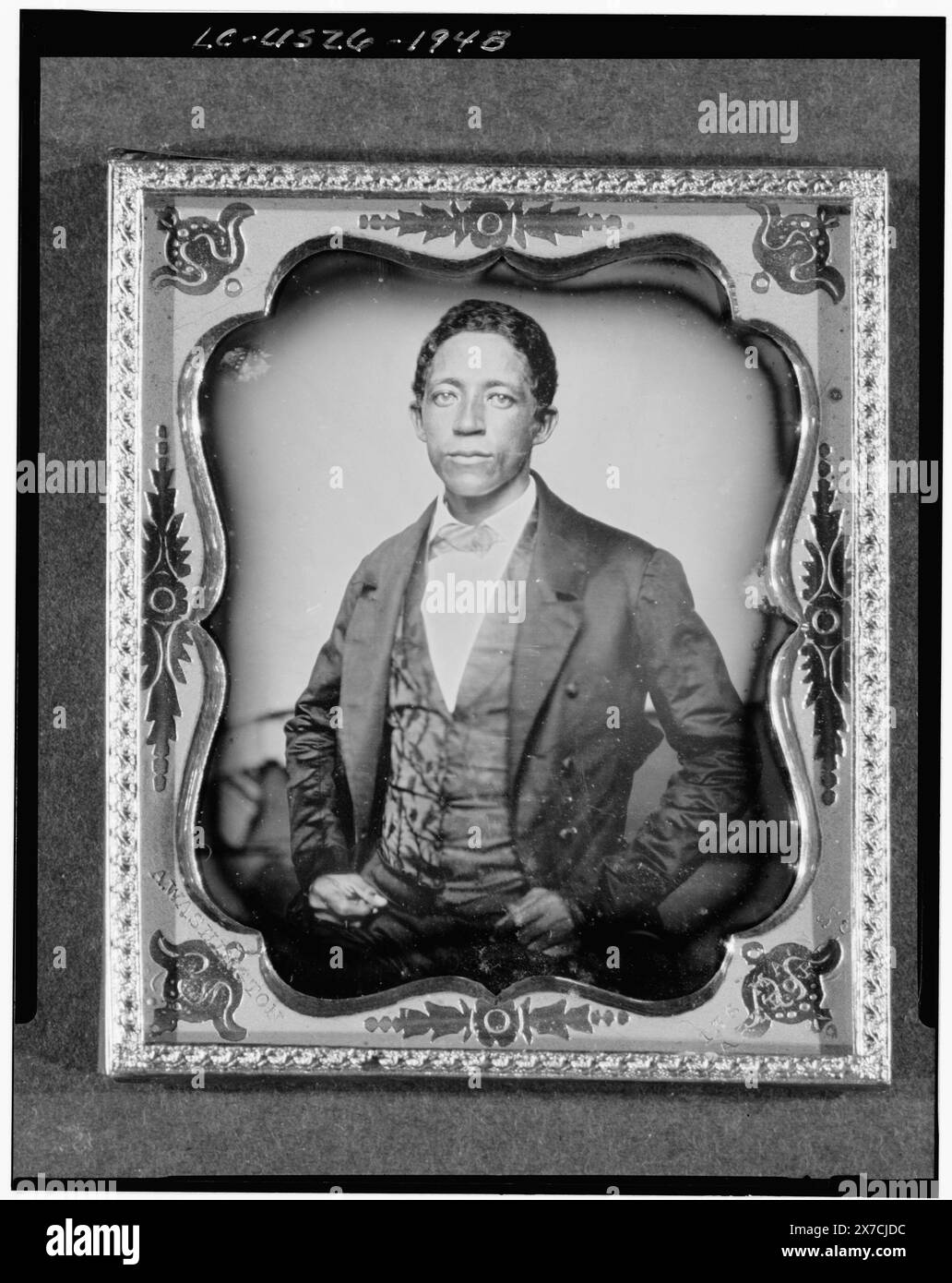 Urias A. McGill, halblanges Porträt, nach vorne gerichtet, war Teil des LOSES 8554., Gehäuse: Doppelgehäuse, roter Samt mit Messingblättern an den Ecken; auch Haus DAG Nr. 1029., auf Messingmatte gestempelt: A. Washington 136 Main St. Hartford Ct., begleitender handschriftlicher Vermerk: Urias McGill, Kaufmann von Monrovia. Starb Am Donnerstag Geboren in Baltimore., Transfer; Manuscript Division., die American Colonization Society wurde 1817 gegründet, um Afro-Amerikaner in Liberia umzusiedeln., ist Teil von: American Colonization Society Records, 1792-1964 , ist Teil von: Daguerreotype Collection , Exhibit: A Durable Memento: Portra Stockfoto