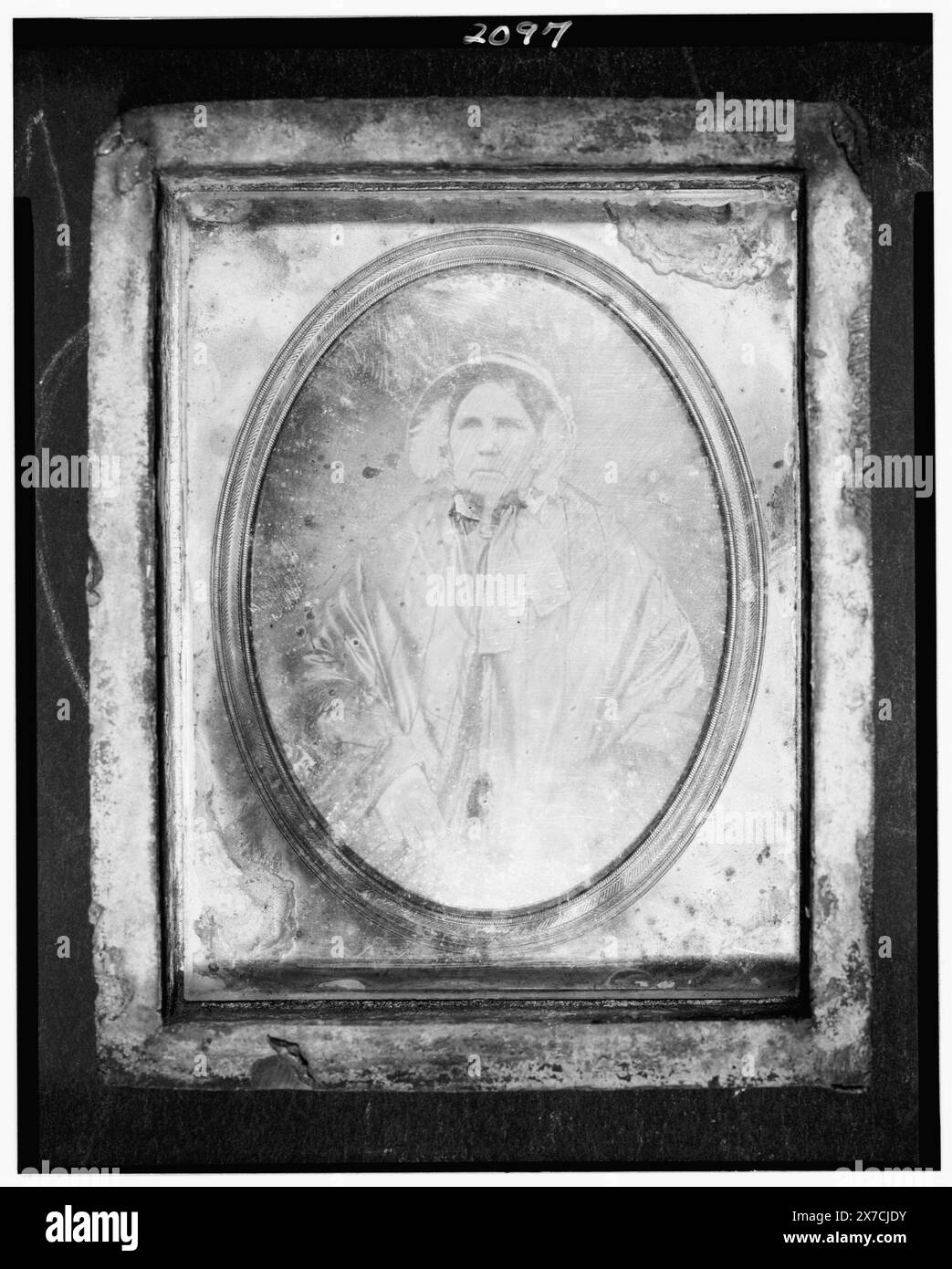 Morteotype von Mary Gideon, halblanges Porträt einer Frau, Vorderseite, Fotograf nicht identifiziert., umhüllt von einem Bleirahmen., ursprünglich auf Monument auf dem Historic Congressional Cemetery., Geschenk; Historic Congressional Cemetery; 1994; (DLC/PP-1994:022). ist Teil der Daguerreotype-Sammlung Gideon, Mary, -1853. Stockfoto
