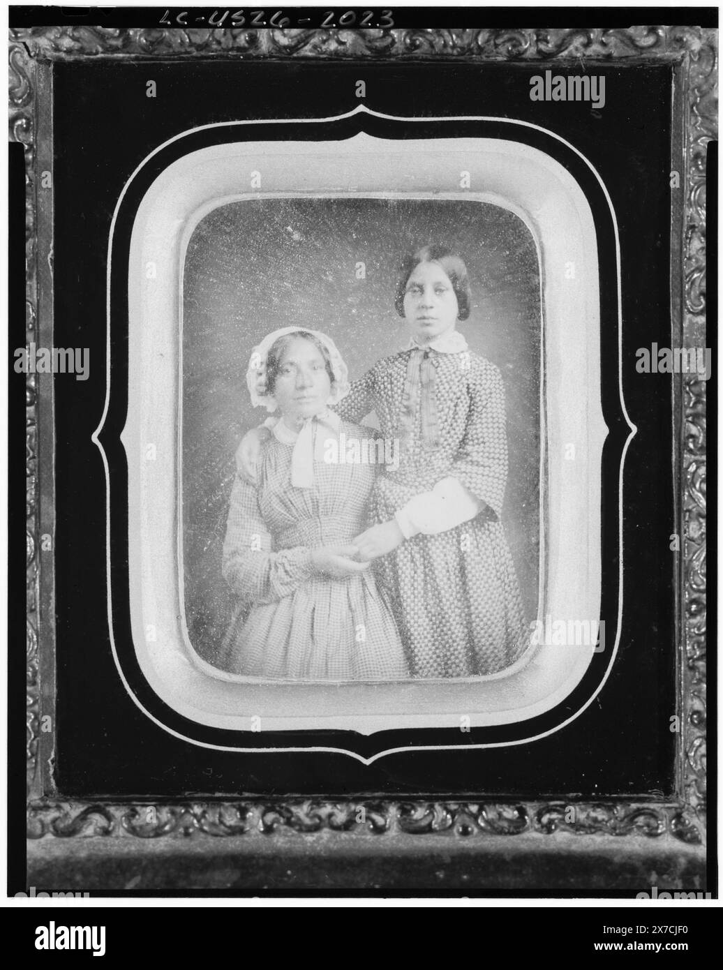 Zwei nicht identifizierte Frauen, Porträt dreiviertel Länge, nach vorne gerichtet, Fotograf unidentifiziert., in Passepartout-Matte in thermoplastischem Rahmen., geschrieben auf Rückseite des Rahmens: 2194., Geschenk; Charles W. Millard; 1976; (DLC/PP-1976:096)., ist Teil von : Sammlung von Daguerreotypen , . Stockfoto