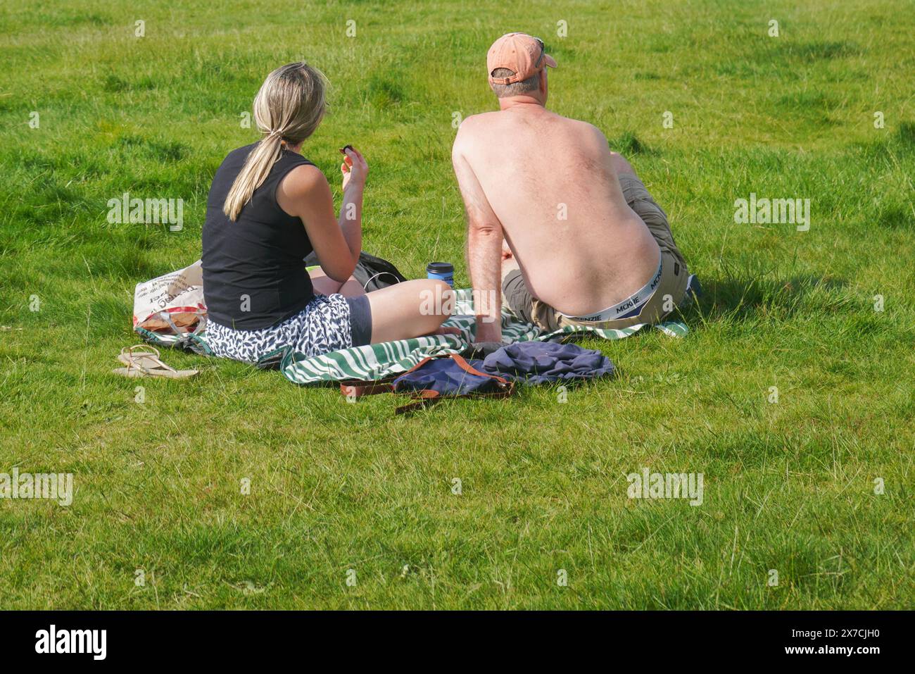 London, Großbritannien. Mai 2024. Die Menschen entspannen sich in der warmen Nachmittagssonne am Wimbledon Common im Südwesten Londons, da die Temperaturen heute auf einen Höchststand von 26celsius steigen werden. Quelle: amer Gazzal/Alamy Live News Stockfoto
