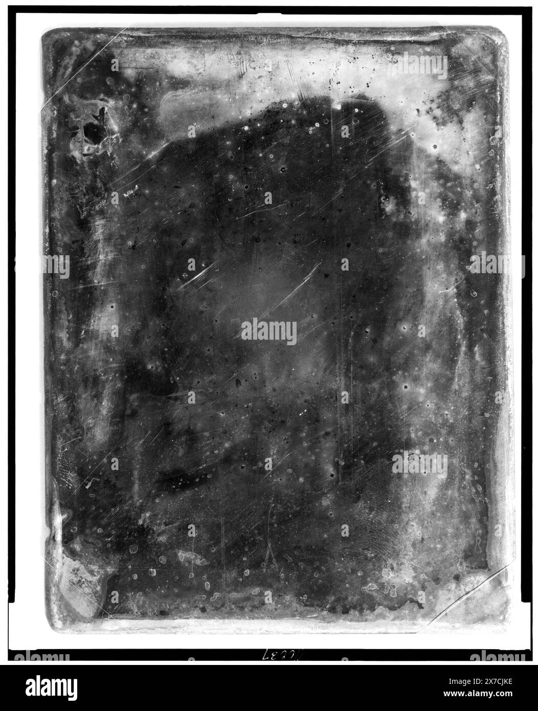 Nicht identifiziertes Porträt, Fotograf nicht identifiziert., kein Bild sichtbar., Kratzer auf der Rückseite der Platte: 242., Transfer; U.S. war College; 1920; (DLC/PP-1920:46153)., ist Teil von : Sammlung von Daguerreotypen , . Stockfoto