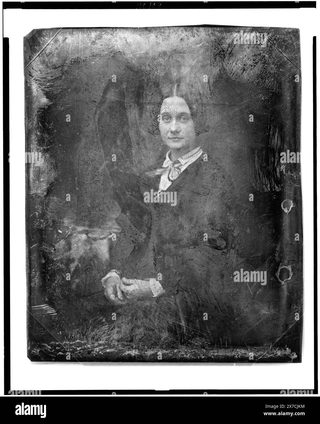 Nicht identifizierte Frau, Porträt dreiviertel Länge, nach vorne gerichtet, neben einem kleinen Tisch mit Tischdecke sitzend, auf der Rückseite des Tellers gekratzt: 336., Transfer; U.S. war College; 1920; (DLC/PP-1920:46153). ist Teil der Daguerreotype-Sammlung, produziert von Mathew Bradys Studio. Stockfoto