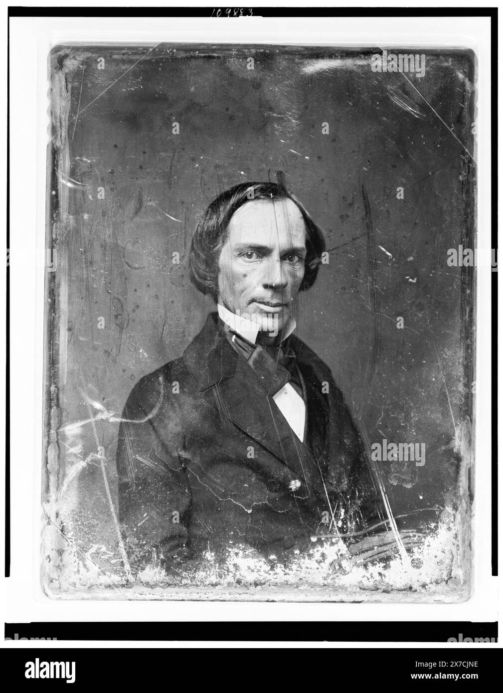 Nicht identifizierter Mann, etwa 40 Jahre alt, Kopf-und-Schultern-Porträt, drei Viertel nach rechts, nach vorne gerichtet, auf der Rückseite der Platte gekratzt: 53; 54 [storniert], Transfer; U.S. war College; 1920; (DLC/PP-1920:46153)., ist Teil der Daguerreotype Collection, produziert von Mathew Bradys Studio. Stockfoto