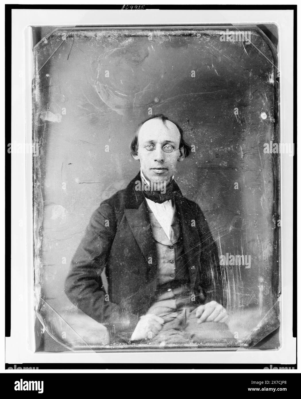 Cornelius Mathews, halblanges Porträt, nach vorne gerichtet, Brille trägt, auf der Rückseite des Tellers zerkratzt: 164 [storniert]; 174. Geschrieben in Bleistift auf der Rückseite der Platte: 359; Cornelius ()., Corners Trimmed., Identifikation aus einem Stich von Roberts in Duyckinck, Cyclopaedia of American Literature, v. 2, S. 591., Transfer; U.S. war College; 1920; (DLC/PP-1920:46153)., ist Teil von: Daguerreotype Collection , produziert von Mathew Brady's Studio., Exhibit Loan 4116-L. Mathews, Cornelius, 1817-1889. Stockfoto