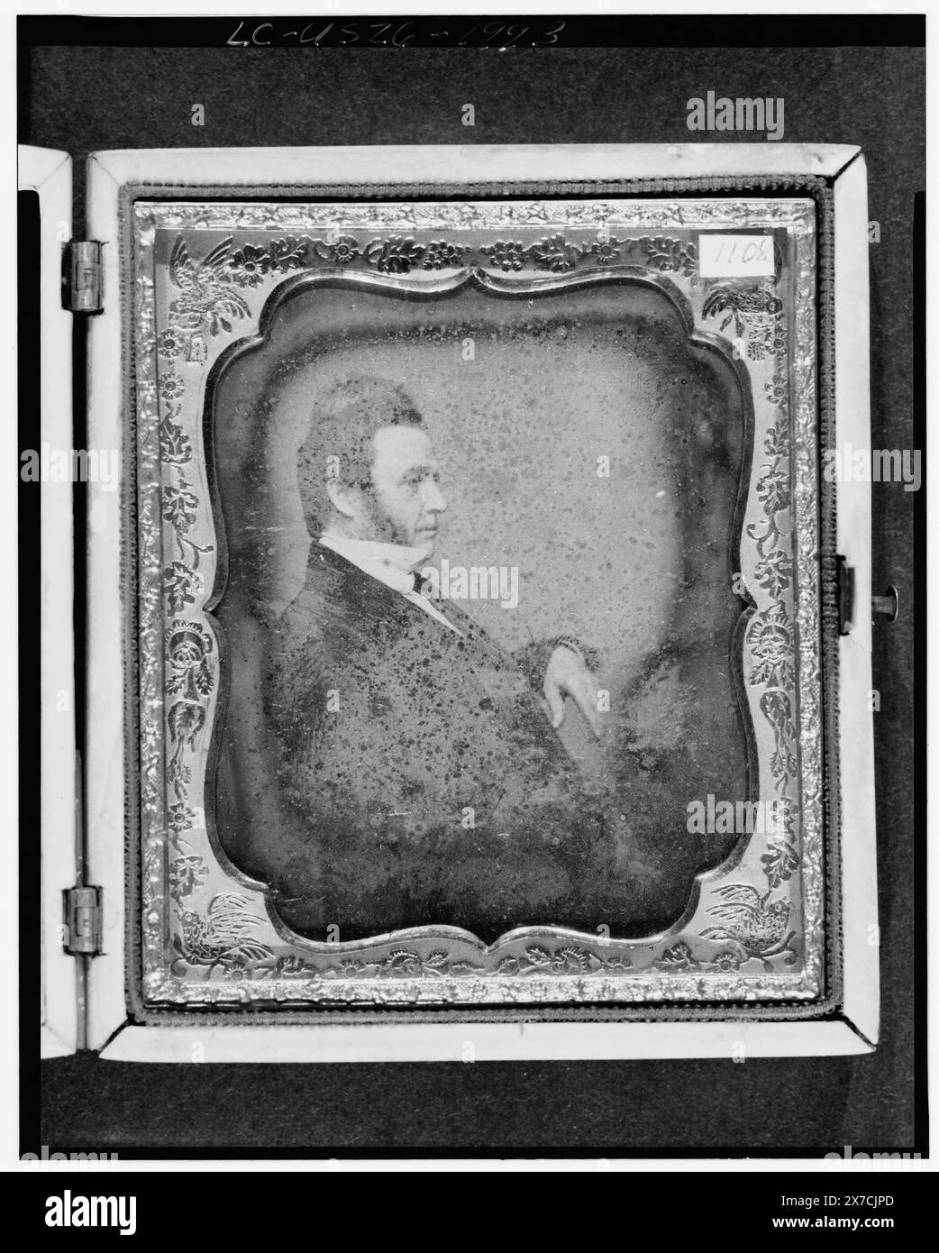 Unbekannter Mann, möglicherweise David Roberts, Porträt, Profil, Fotograf unbekannt. Begleitnotiz für den Fall: ich glaube, dies ist ein Foto von David Roberts, Vater von Coolidge S. Roberts, aber ich bin mir nicht sicher. Ich finde, der Perlmutterrahmen ist sehr interessant. E. C. Stowell, 8. Juli 46. Die Identität dieses Porträts kann möglicherweise auf anderen Fotos gefunden werden., Fall: Eingelegte Perlmutt mit zentralem Cameo mit Leier., war Teil von LOS 7060, Transfer; Manuscript Division; 1955., ist Teil von: Ellery C. Stowell Papers, 1802-1952 , ist Teil von: Daguerreotype Collection , . Stockfoto