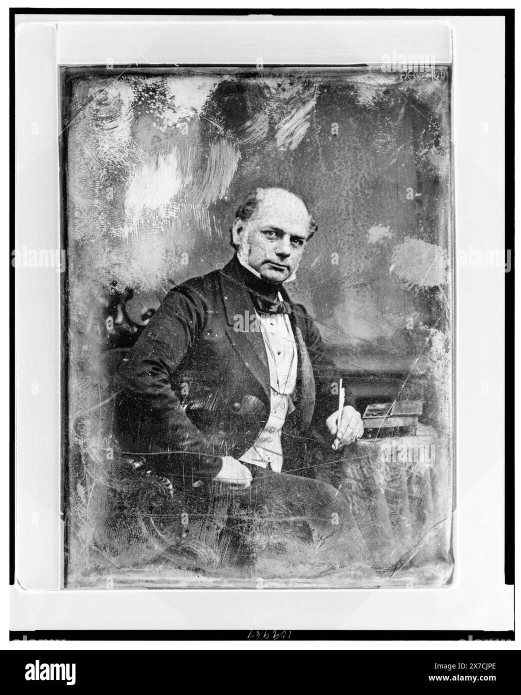 Forbes Winslow, dreiviertel langes Porträt, dreiviertel nach rechts, Augen vorne, sitzen auf einem Stuhl am Tisch mit Escritoire, halten den Federstift, alternative Identifizierung: Dr. Winston (Kat. 5)., auf der Rückseite des Tellers gekratzt: 152., Hallmark: [Sternchen doppeltes paschal Lamb] J.P. 30., Transfer; U.S. war College; 1920. (DLC/PP-1920:46153)., ist Teil von: Daguerreotype Collection , produziert von Mathew Brady's Studio. Winslow, Forbes, 1810-1874. Stockfoto