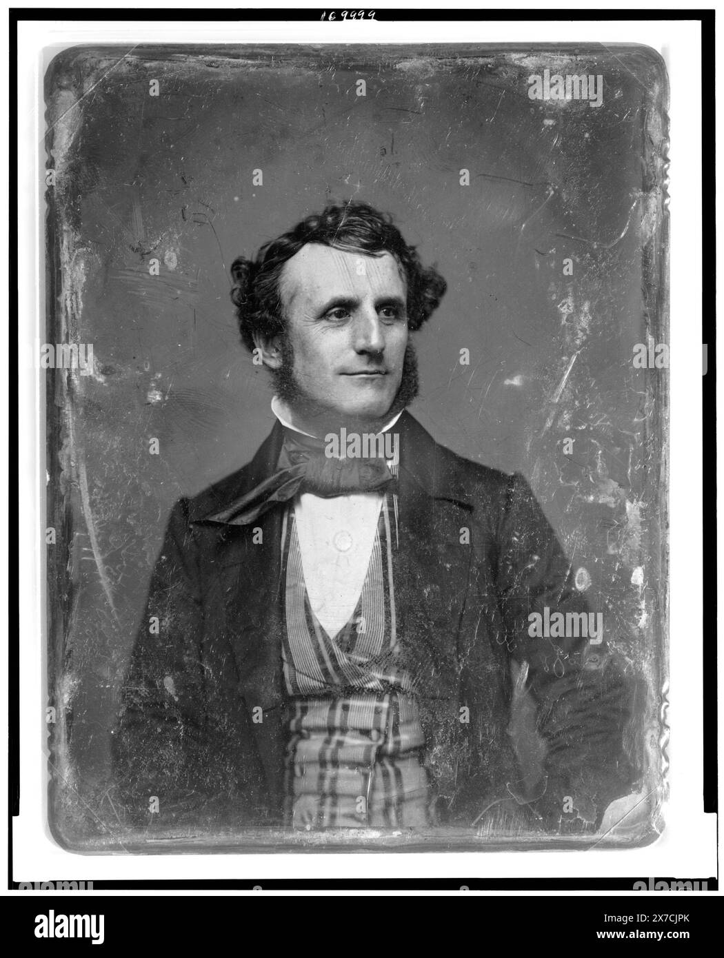 Unbekannter Mann, ca. 35 Jahre alt, Kopf-und-Schultern-Porträt, nach vorne gerichtet, Kopf drei Viertel nach rechts, mit gestreifter Weste, alternativer Identifikation: Dr. John Warren Hinckley., auf der Rückseite des Tellers gekratzt: 192., Transfer; U.S. war College; 1920; (DLC/PP-1920:46153). ist Teil der Daguerreotype-Sammlung, produziert von Mathew Bradys Studio. Stockfoto