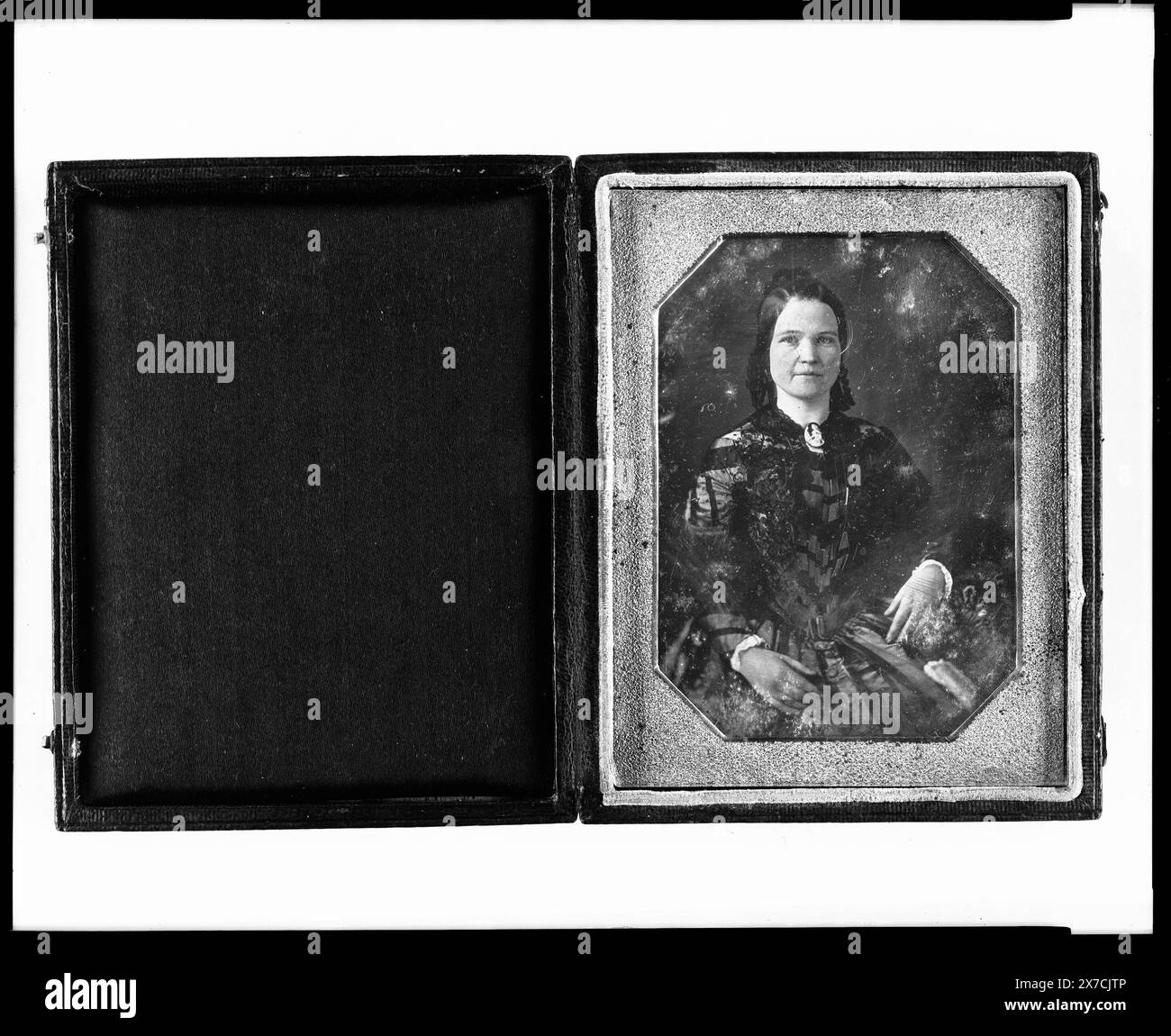 Mary Todd Lincoln, Ehefrau von Abraham Lincoln. Dreiviertel-Längenporträt, sitzend, frontseitig, Titel erstellt von Library Staff., Zuschreibung an Nicholas H. Shepherd basierend auf der Ähnlichkeit zum Daguerreotype von Lincoln als Paar mit diesem Porträt., Hallmark: Rinhart 46., Fall: Variante von Rinhart 219., Daguerreotype vom Spender ohne Fall erhalten. Koffer nach Reinigung 1958 hinzugefügt., Richtung Licht / H. Pfister. Washington, D.C. : Smithsonian Institution Press, 1978, S. 332., Gift; Mary Lincoln Isham; 1937., ist Teil der Daguerreotype Collection , ausgestellt: "American Treasurers" im Stockfoto