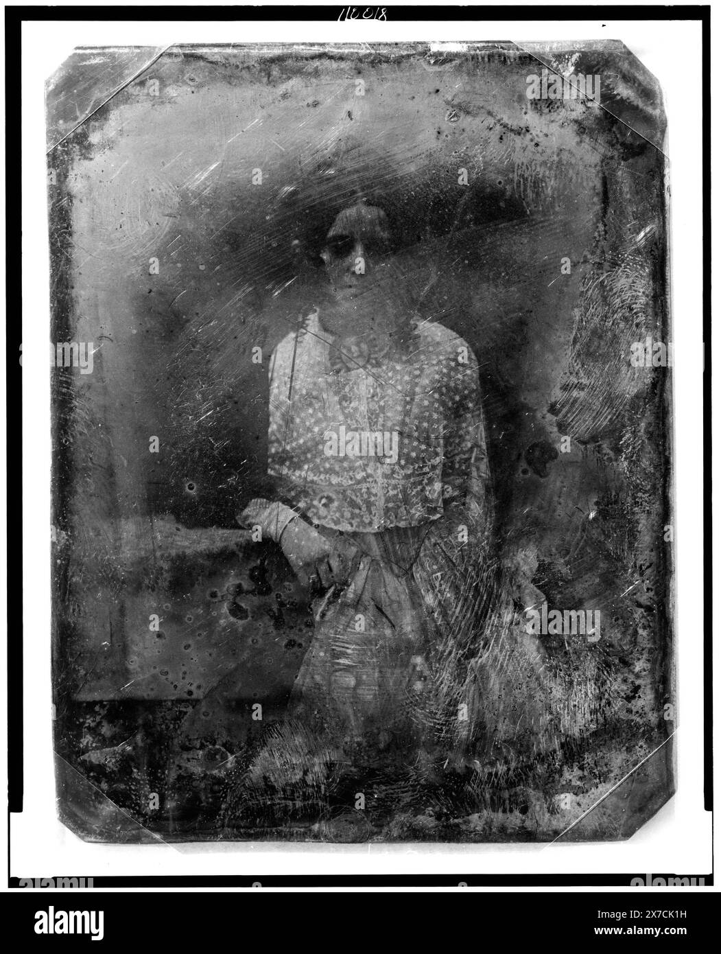 Nicht identifizierte Frau, Porträt dreiviertel Länge, nach vorne gerichtet, mit Arm auf dem Tisch, gekratzt auf der Rückseite des Tellers: 220., Ecken beschnitten., Transfer; U.S. war College; 1920; (DLC/PP-1920:46153)., ist Teil der Daguerreotype Collection, produziert von Mathew Bradys Studio. Stockfoto