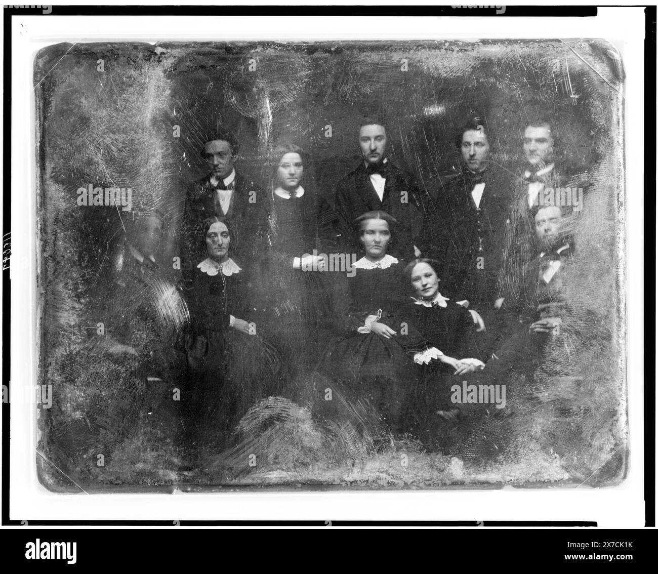 Zehn nicht identifizierte Jugendliche, vier Männer und eine Frau stehen, vorne sitzen zwei Männer und drei Frauen, alle fast nach vorne gerichtet, auf der Rückseite des Tellers gekratzt: 253., Ecken gerundet., die Frau in der unteren rechten Ecke ist möglicherweise dieselbe Frau, die in DAG Nr. dargestellt ist 042A (Quelle: Owen Blevins 4/2017)., Transfer; U.S. war College; 1920; (DLC/PP-1920:46153). ist Teil der Daguerreotype-Sammlung, produziert von Mathew Bradys Studio. Stockfoto