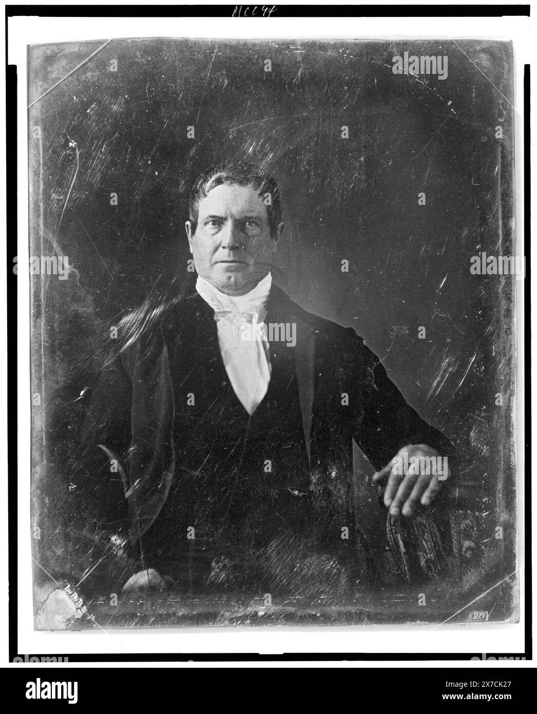 Unbekannter Mann, ca. 40 Jahre alt, halblanges Porträt, nach vorne gerichtet, mit der Hand auf dem Tisch sitzend, auf der Rückseite des Tellers gekratzt: 339., Hallmark: Rinhart 31b., Transfer; U.S. war College; 1920; (DLC/PP-1920:46153)., ist Teil der Daguerreotype Collection, produziert von Mathew Bradys Studio. Stockfoto