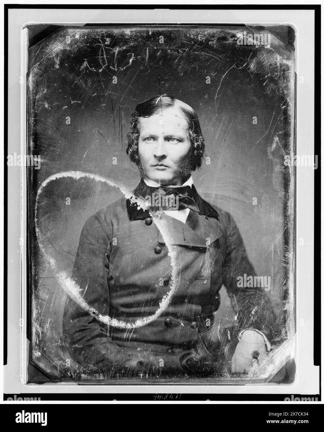 Nicht identifizierter Mann, etwa 30 Jahre alt, Kopf-und-Schultern-Porträt, nach vorne gerichtet, geschrieben auf der Rückseite des Tellers: 16., Corners trimmed., Transfer; U.S. war College; 1920; (DLC/PP-1920:46153)., ist Teil der Daguerreotype Collection, produziert von Mathew Bradys Studio. Stockfoto