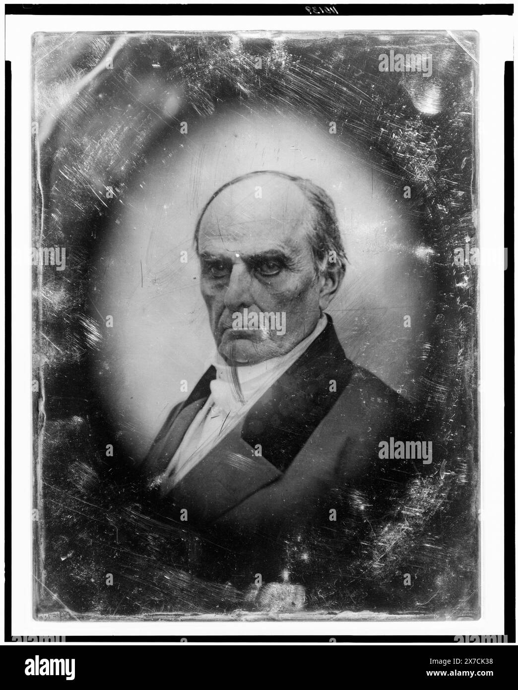 Daniel Webster, Kopf-und-Schultern-Porträt, nach vorne gerichtet, alternative Identifikation: General John E. Wool (Kat. 5)., Hallmark: Rinhart 29., Kratzer auf Rückseite des Tellers: M Danl Webster von Brady., möglicherweise ein Original von Southworth & Hawes, 22. April 1851 sitzend; basierend auf den Crimpmarkierungen auf der Ober- und Unterseite der Platte, in Richtung Licht / H. Pfister. Washington: Smithsonian Institution Press, 1978, S. 354., Transfer; U.S. war College; 1920; (DLC/PP-1920:46153)., ist Teil von: daguerreotype Collection Webster, Daniel, 1782-1852. Stockfoto
