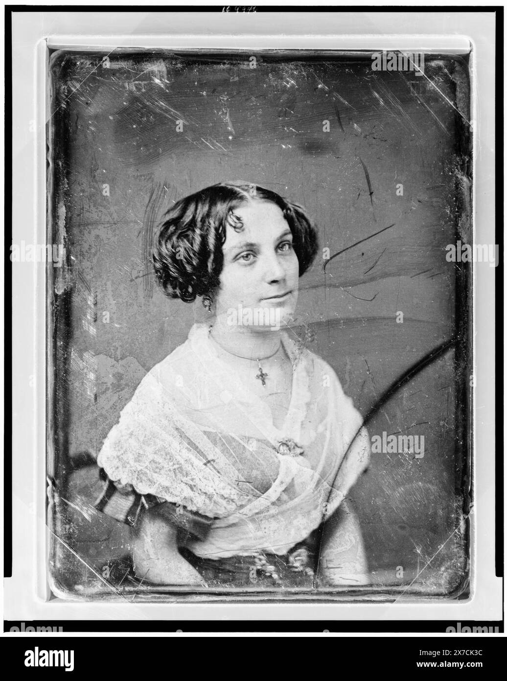 Unbekannte Frau, etwa 25 Jahre alt, halblanges Porträt, drei Viertel nach rechts, mit weißem Spitzenschal, auf dem Teller gekratzt: 174. Zerkratzt auf der Rückseite der Platte: 116 [storniert]; 125., Ecken getrimmt., Transfer; U.S. war College; 1920; (DLC/PP-1920:46153)., ist Teil der Daguerreotype Collection, produziert von Mathew Bradys Studio. Stockfoto