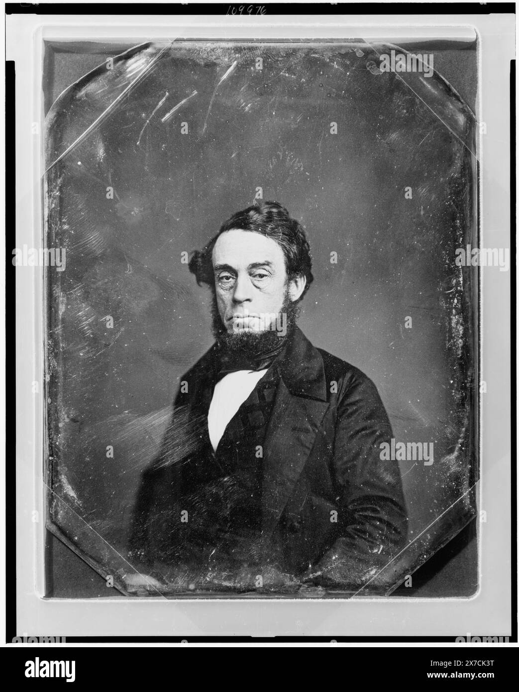 Nicht identifizierter Mann, Porträt halber Länge, Dreiviertel nach links, Augen nach vorne, mit Bart, auf der Rückseite der Platte gekratzt: 122; 164., Ecken zugeschnitten., alternative Identifizierung: Charles William Cathcart., Transfer; U.S. war College; 1920; (DLC/PP-1920:46153). ist Teil der Daguerreotype-Sammlung, produziert von Mathew Bradys Studio. Stockfoto