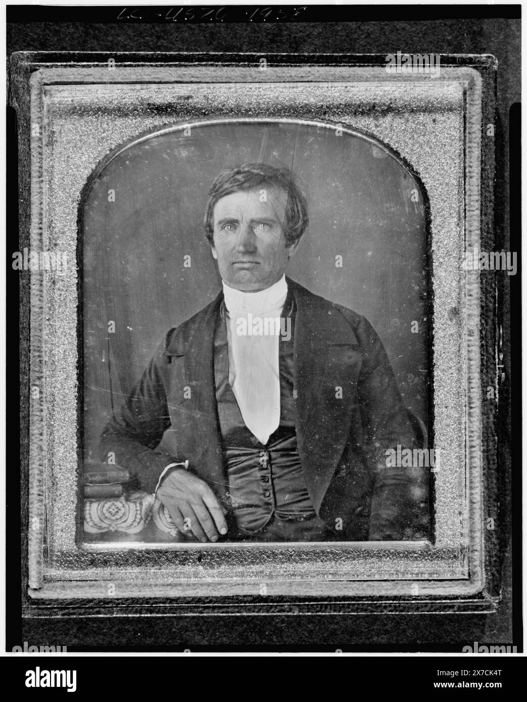 Nathaniel Green, halblanges Porträt, nach vorne gerichtet, mit Arm auf Tisch mit Tischdecke sitzend, Fotograf unbekannt., Hallmark: Rinhart 36A., Fall: Variante von Rinhart 166., Begleitanmerkung: Nathaniel Green, Bruder von Levi Green und Sohn von William Green, der in der Schlacht von Bunker Hill verwundet wurde., Quelle unbekannt., ist Teil von: Daguerreotypensammlung , . Stockfoto