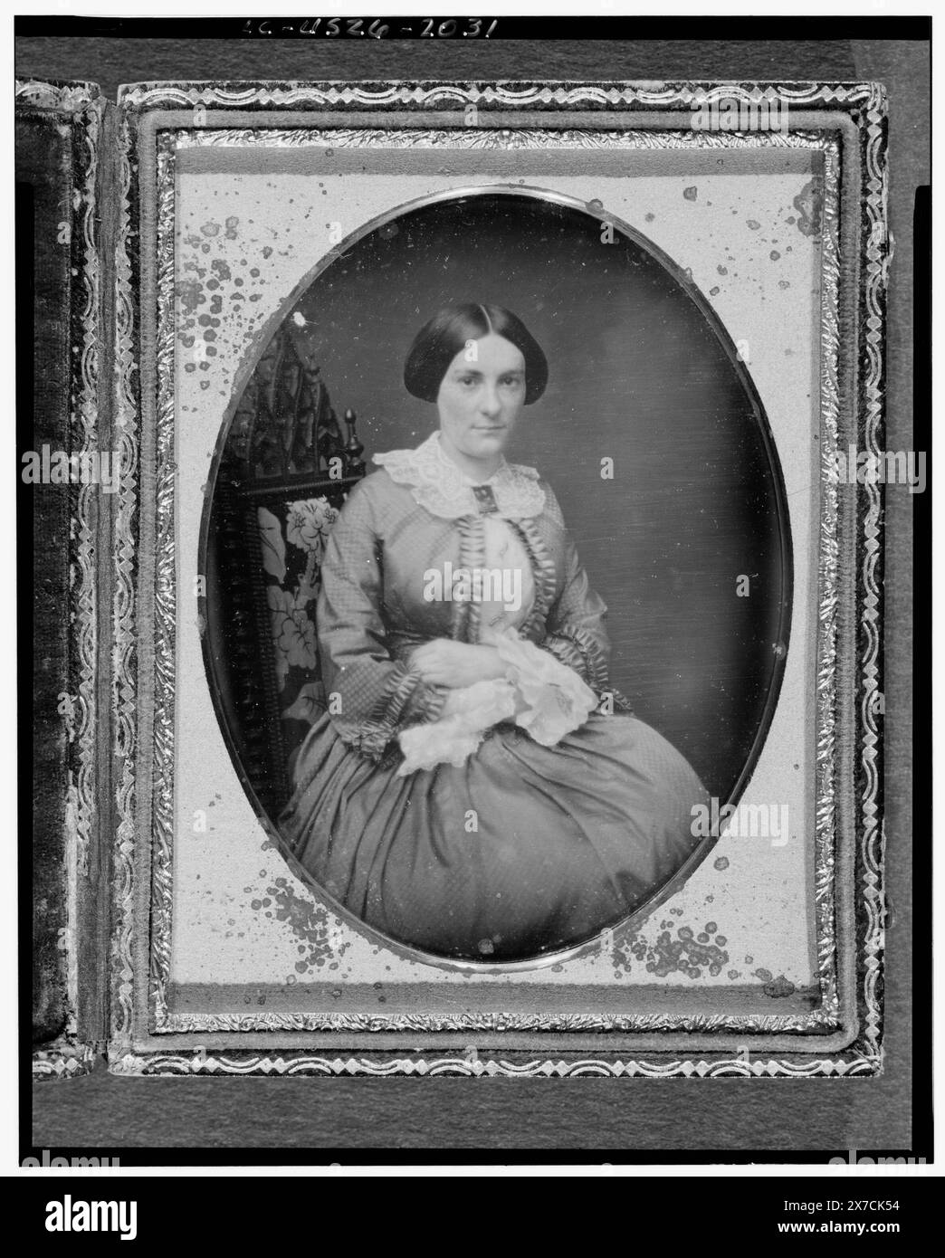 Ann Minerva 'Nannie' Rodgers Macomb, dreiviertel langes Porträt, nach rechts gerichtet, im Stuhl sitzend, mit überkreuzten Armen, Warenzeichen: 40 [Bild verdeckt]., Fall: zentrales Blumenstrauß., Begleitschild: Mrs. John N. Macomb (Ann Rodgers) 1826-1916., auf der Innenseite des Etuis geprägt: J. H. Whitehurst Galleries, New-York, Baltimore, Richmond, Norfolk, Petersburg und Lynchburg., Inschrift im Fall hinter Daguerreotype: Mrs. A. M. Macomb geb. Rodgers, genommen Februar 1854, Washington., Geschenk; Mrs. Alexander Macomb; 1976; (DLC/PP-1976:307)., ist Teil von: Rodgers Family Papers, 1740-1977 , Forms part Stockfoto