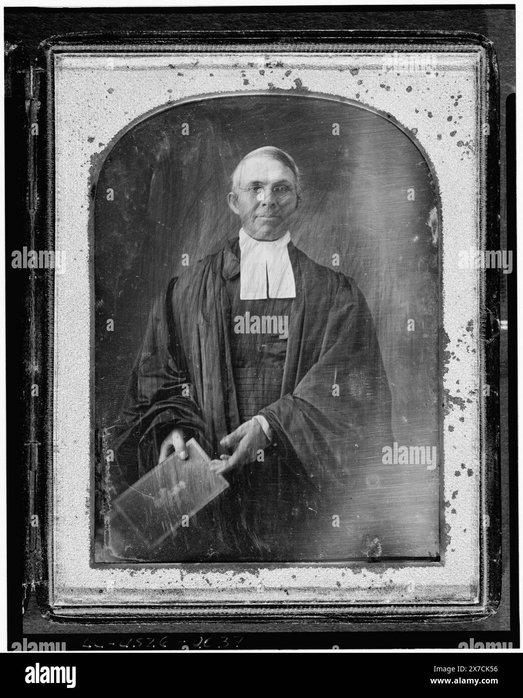 Berufsbildnis eines nicht identifizierten Geistlichen, dreiviertel lang, nach vorne gerichtet, Bibel in der Hand, Fotograf unidentifiziert. Tasche: glattes Leder, Druckknopf, auf der Innenseite der Matte: Matthew Bartholomew Brady, Minister aus Kentucky, Kauf/Austausch; Gary Vroegindewey; 1981; (DLC/PP-1981:380R.4)., ist Teil von: Daguerreotype Collection clergy, 1840-1860. Stockfoto