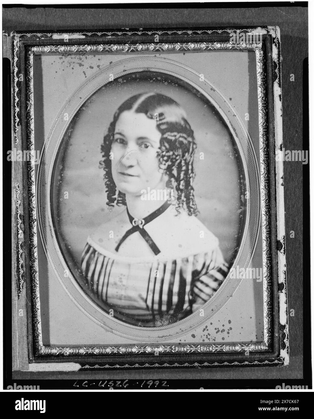 Madame de Lara, Kopf-und-Schultern-Porträt einer Frau, Dreiviertelansicht, nach links gerichtet, Fotograf nicht identifiziert., Etikett auf der Vorderseite des Etuis: Madam de Lara (Kuba)., Fall: Zentrales Viereck umgeben von Rollen. Identifikation und biografische Notiz in P&P Collections Akte., Geschenk; Mrs. G.M. Parkhurst; 1926; (DLC/PP-1926:46952)., ist Teil der Daguerreotype-Sammlung de Lara, Madame. Stockfoto