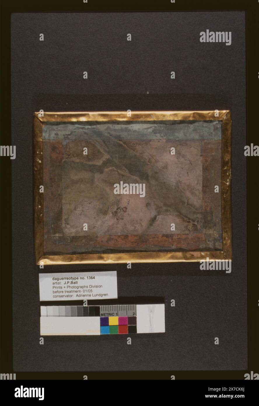 Nicht identifizierter Mann, Kopf-und-Schultern-Porträt, nach vorne gerichtet, Gehäuse: Nur hinten - Zickzackdesign., Barboza-Nummer: 6019.027., auf Messingmatte: J. P. Ball, Cincinnati., Kauf; Anthony Barboza; 1999; (DLC/PP-1999:022)., ist Teil von: Daguerreotype Collection , . Stockfoto