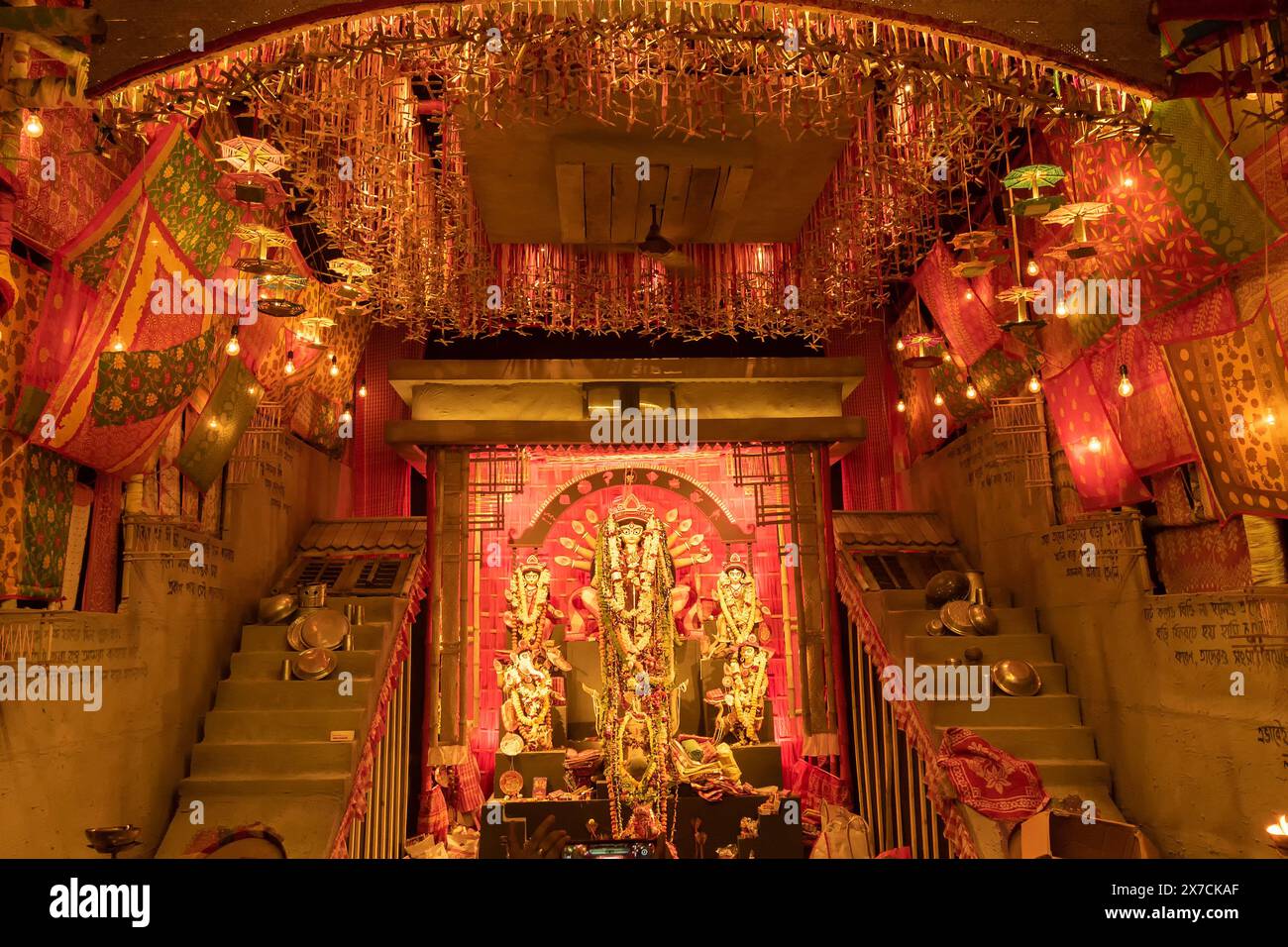 Kolkata, Westbengalen, Indien - 4. Oktober 2022 : wunderschön dekoriertes Durga Puja-Idol im Puja-Pandal. Durga Puja ist das größte Festival des Hinduismus Stockfoto