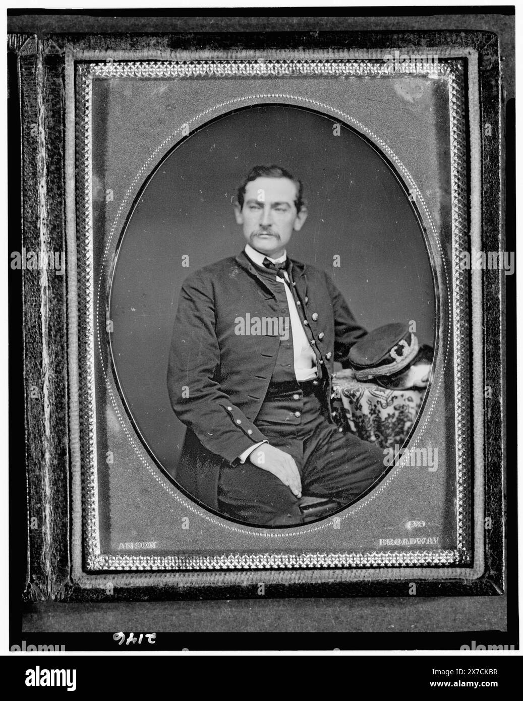 John M. Bradhurst, Dreiviertelporträt, leicht nach links gerichtet, mit Arm auf Tisch mit Tischdecke sitzend, Etui: Variante von Rinhart 63., begleitender Hinweis: John M. Bradhurst, Jr. [sic], Sohn Samuel., geprägt auf der Innenseite des Etuis: Anson 589 Broadway N.Y., geprägt auf Messingmatte: Anson 589 Broadway., auf der Rückseite der Platte: Walter Scott Shinn, Daguerreotypes restauriert, alte Fotografien kopiert, 554 Fifth Avenue New York Bryant 9-8930., Gift; Family of William B. Osgood Field; 1997; (DLC/PP-1999:155)., ist Teil der Daguerreotype-Sammlung Bradhurst, John M., (John Maunsell), 1837-1867. Stockfoto