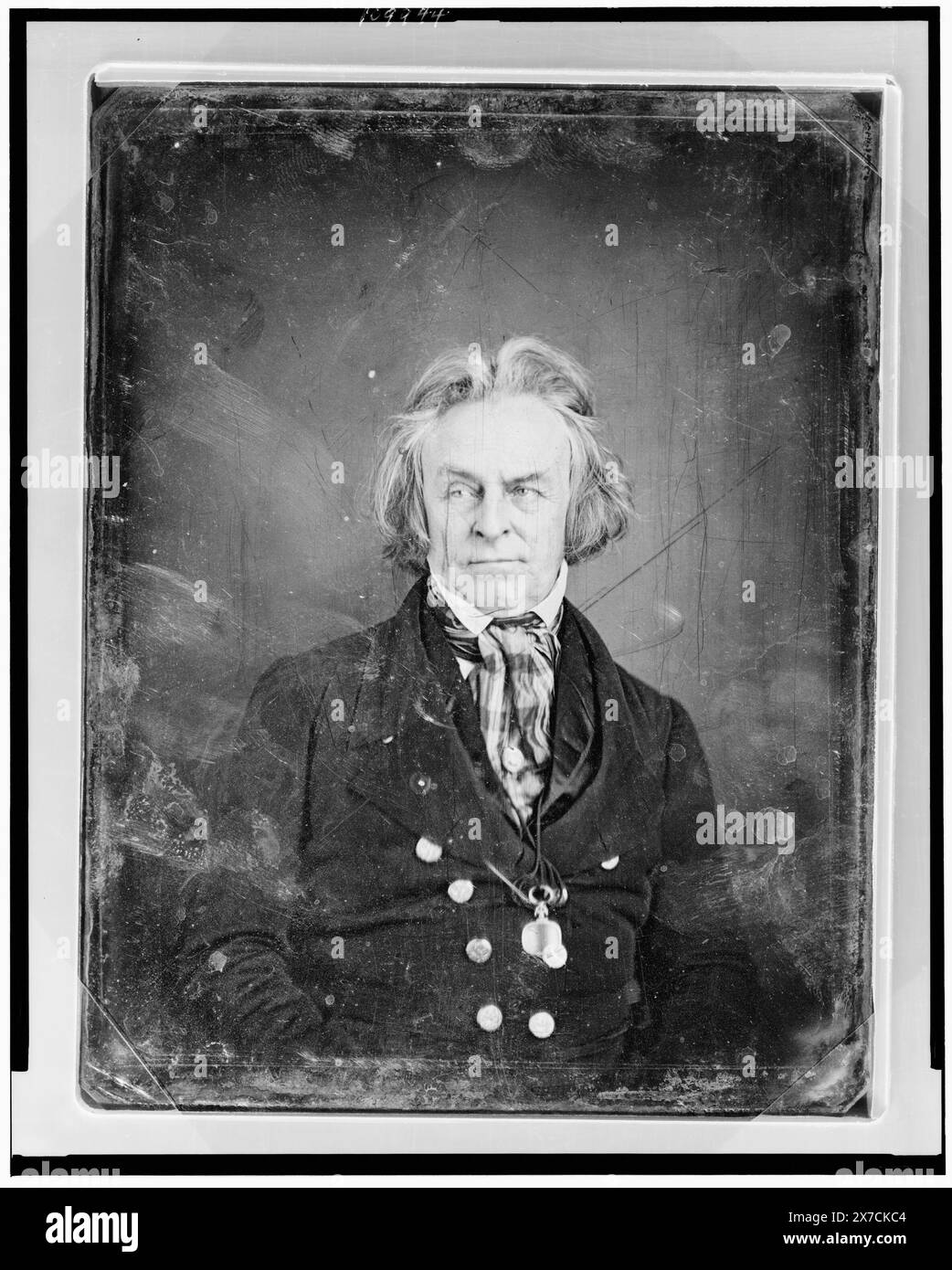 Nicht identifizierter Mann, ca. 60 Jahre alt, halblanges Porträt, nach vorne gerichtet, Augen nach links, trägt karierte Krawatte und Monokel, die an der Schnur um den Hals aufgehängt sind, alternative Identifizierung: Calhoun., Kratzer auf der Rückseite der Platte: 123., Hallmark: E. White Maker, N.Y. Finest Quality A. No. 1., Transfer; U.S. war College; 1920; (DLC/PP-1920:46153). ist Teil der Daguerreotype-Sammlung, produziert von Mathew Bradys Studio. Stockfoto