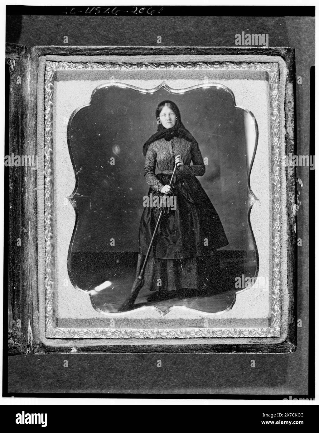 Berufsbildnis einer unbekannten Frau mit Besen, in voller Länge, nach vorne gerichtet, Bildunterschrift aus der Ausstellung „American Treasures Memory“: Tools of the Trade. Louis-Jacques-Mandé Daguerre erfand das Daguerreotypverfahren, das später in Frankreich am 19. August 1839 angekündigt wurde. Obwohl es sich um einen komplexen und langsamen Prozess handelte, nutzten amerikanische Fotografen diese neue Erfindung schnell, weil sie in der Lage waren, ein „wahrhaftiges Bild“ zu erfassen. In der Regel wurden Porträts in der Natur, Prominente, politische Persönlichkeiten und Handwerker oft eingeladen und ermutigt, ihre Fotos von da machen zu lassen Stockfoto