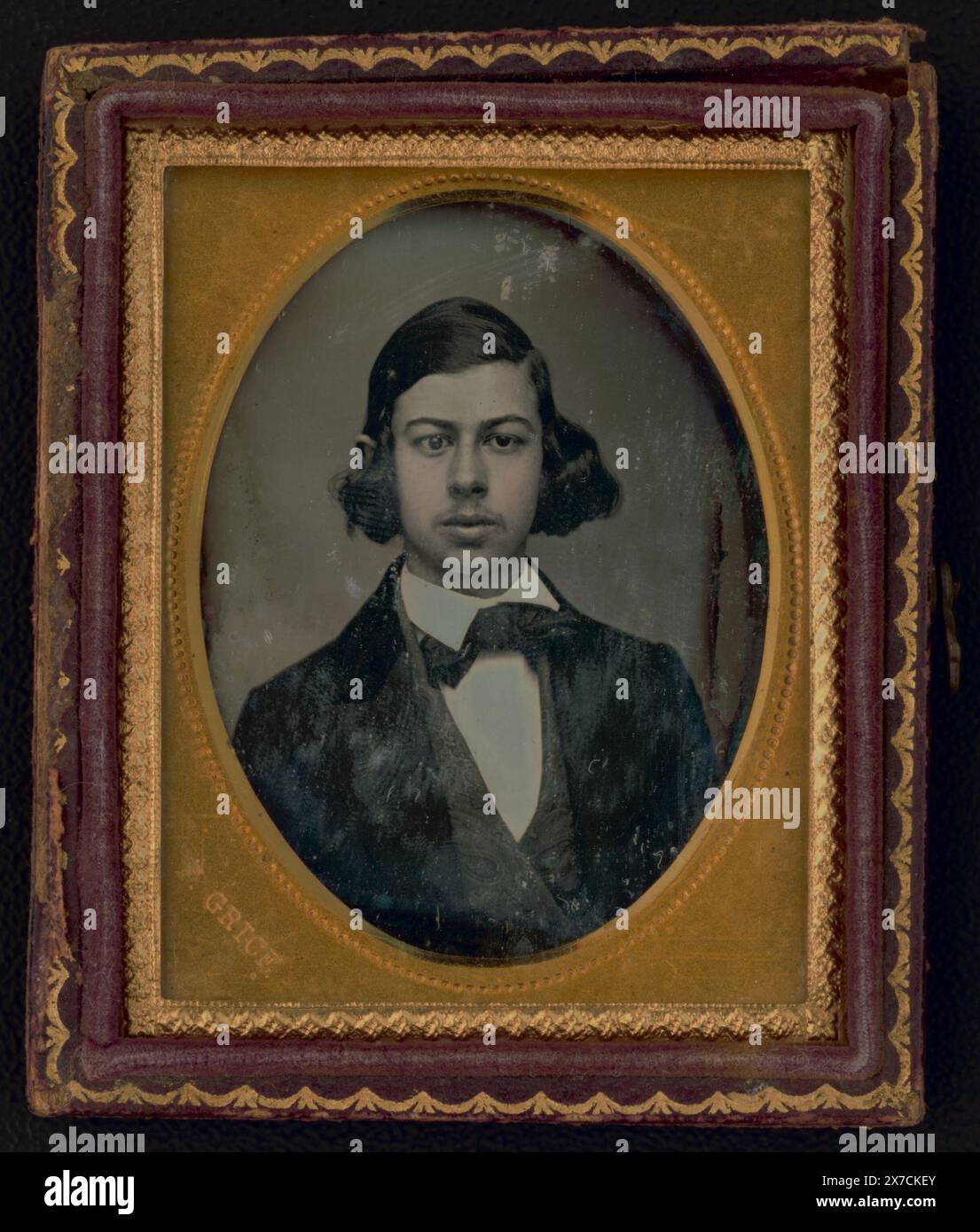 Nicht identifizierter junger Mann, Kopf-und-Schultern-Porträt, nach vorne gerichtet, Titel vom Bibliotheksstab erstellt., Fall: Leder; geometrisches Design., geprägt auf Messingmatte: F. Grice., Kauf; Lynn Maillet; 2017; (DLC/PP-2017:034)., ist Teil der Daguerreotype Kollektion Men, 1850-1860. Stockfoto