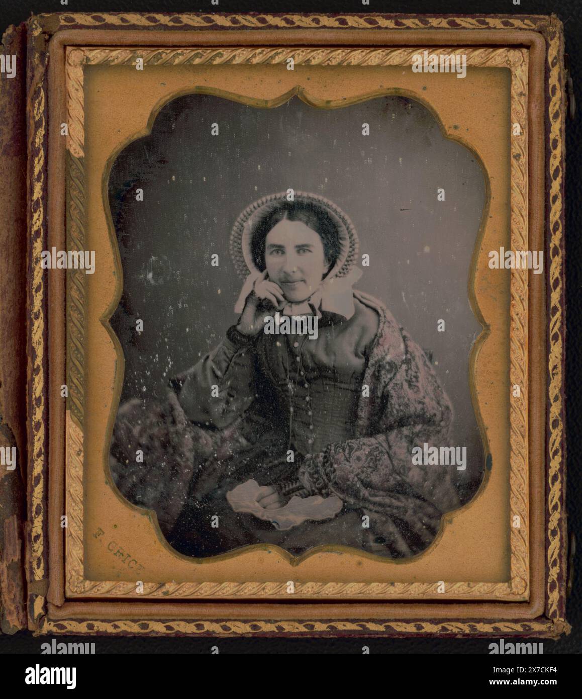 Nicht identifizierte Frau, sitzendes halblanges Porträt, nach vorne gerichtet, Titel vom Bibliotheksstab erstellt., Tasche: Leder; geometrisches Design., geprägt auf Messingmatte: F. Grice., Kauf; Lynn Maillet; 2017; (DLC/PP-2017:034)., ist Teil der Daguerreotype Kollektion Women, 1850-1860. Stockfoto