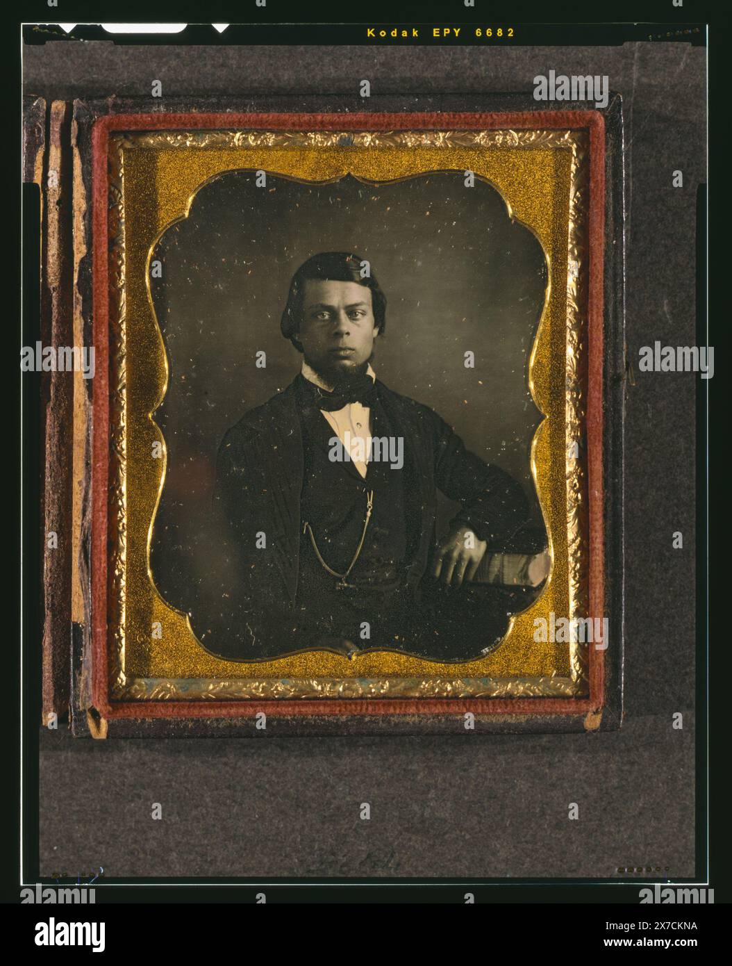 Nicht identifizierter Mann mit Kinnhaaren, halblanges Porträt, nach vorne gerichtet, mit Arm auf Buch, Etui: Rinhart 257., geprägt auf Messingmatte: F. Grice., Barboza-Nummer: 6019.067., Kauf; Anthony Barboza; 1999; (DLC/PP-1999:022)., ist Teil von: Daguerreotype Collection , . Stockfoto