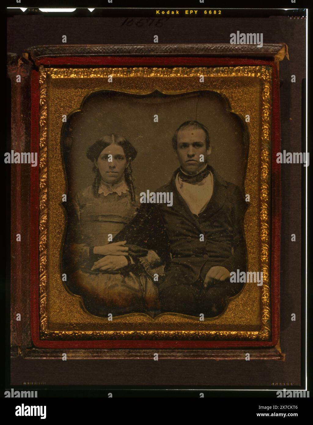 Nicht identifizierter Mann und Frau, sitzend, nach vorne gerichtet, Gehäuse: Vorderseite - gemischte Blumen umgeben von Oval; Rückseite - Trauben., geprägt auf Messingmatte: F. Grice., Barboza-Nummer: 6019.061., Kauf; Anthony Barboza; 1999; (DLC/PP-1999:022)., ist Teil von: Daguerreotype Collection , . Stockfoto