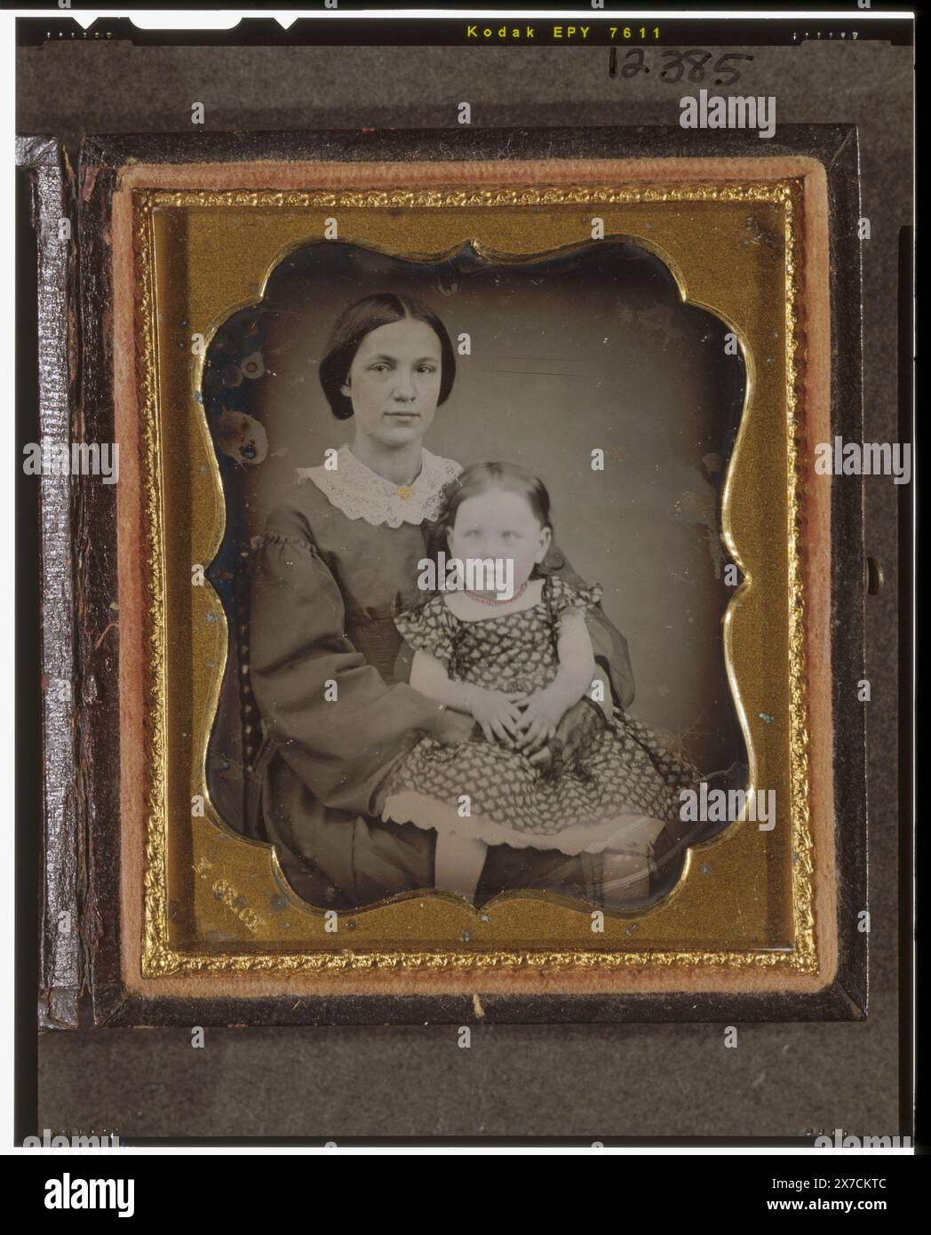 Nicht identifizierte Frau und Mädchen, sitzend, nach vorne gerichtet, Gehäuse: Oval umgeben von Rollen., auf Messingmatte: F. Grice., Barboza-Nummer: 6019.065., Kauf; Anthony Barboza; 1999; (DLC/PP-1999:022)., ist Teil von: Daguerreotype Collection , . Stockfoto