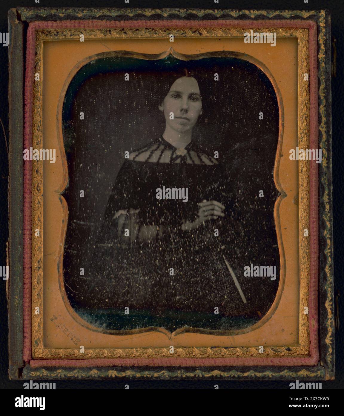 Nicht identifizierte junge Frau, halblanges Porträt, nach vorne gerichtet, Titel vom Bibliotheksstab erstellt., Tasche: Leder; geometrisches Design., geprägt auf Messingmatte: F. Grice., Kauf; Lynn Maillet; 2017; (DLC/PP-2017:034)., ist Teil der Daguerreotype Kollektion Women, 1850-1860. Stockfoto